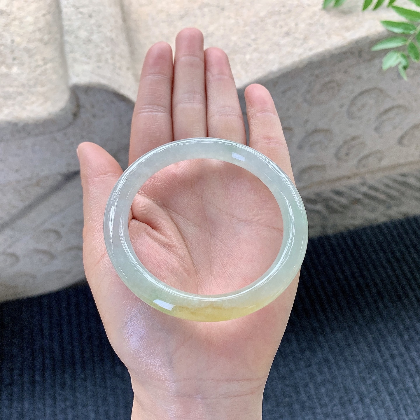 圆条55 56【圈口】56.8/8/8.7【编码】HC121429【描述】冰糯飘黄翡，水润，种老，细腻，打灯有絮线