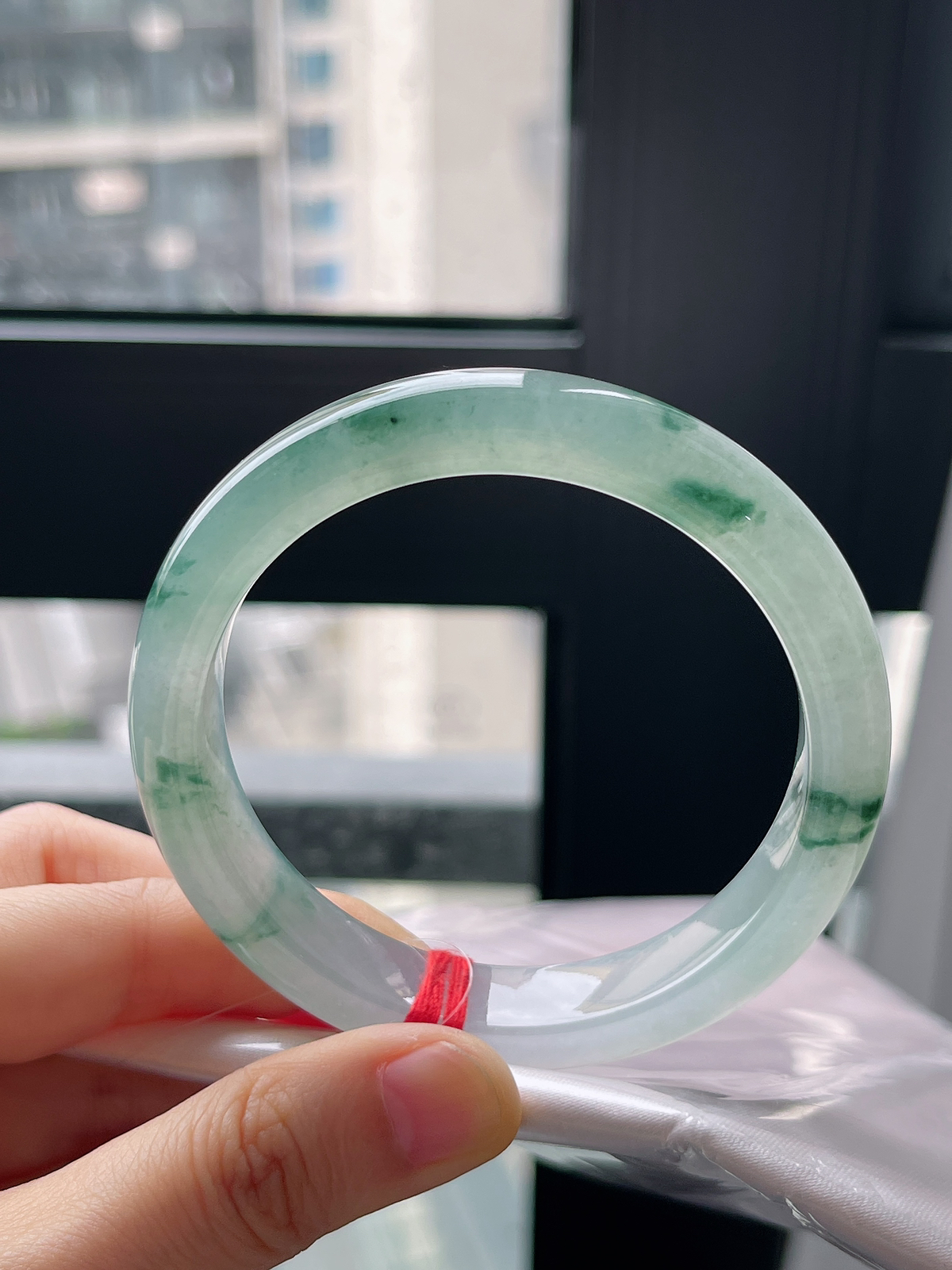 正圈57.7圈口，翡翠冰糯种飘绿手镯