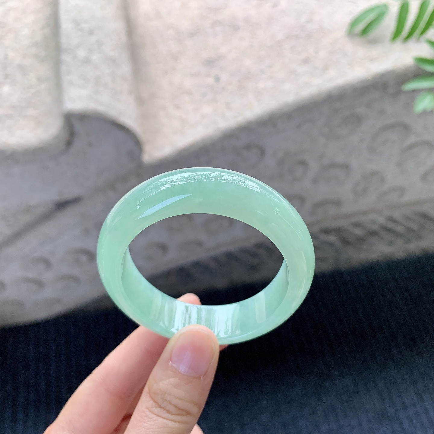 贵妃53 54 圈口54.6/46.9/13.3/7.5 满绿，水润，种老，细腻，打灯有絮线H1121434