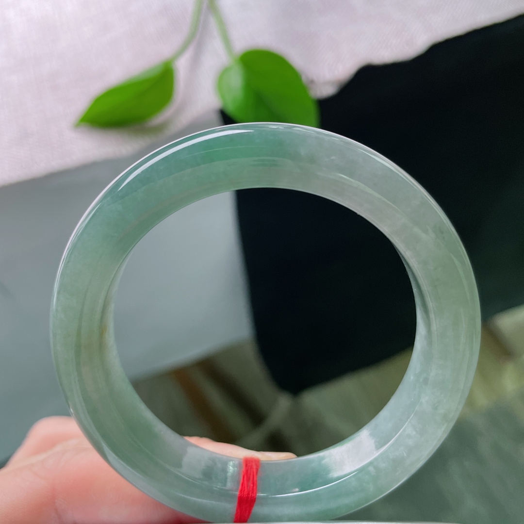 53/12/9，湖水蓝正圈，种老，饱满圆润，不艳不燥，是被岁月浸养的老玉，无裂，洒金，ss49798