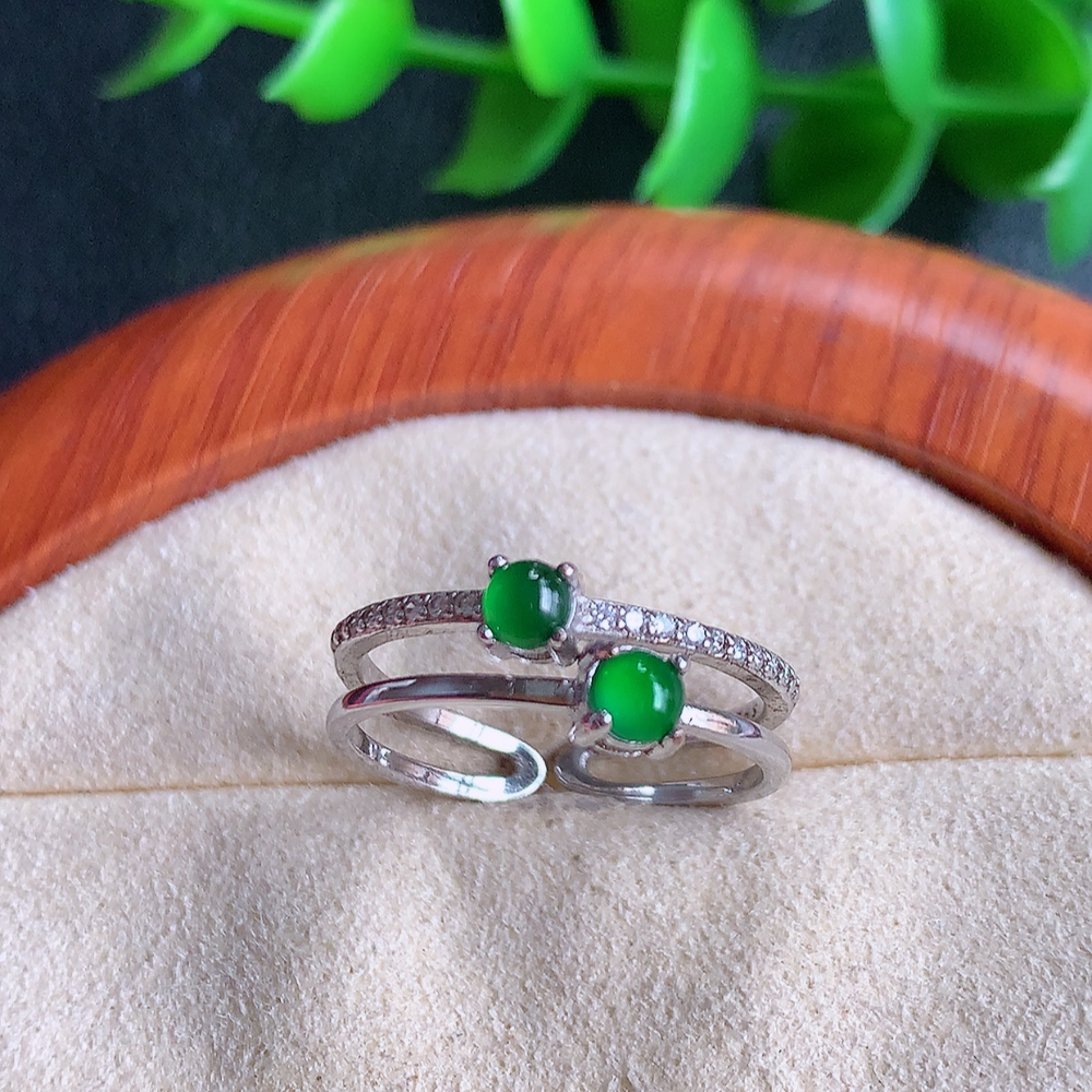 冰润满绿精美环形翡翠戒指  玉质细腻  冰清玉润  飘花灵动  颜色漂亮  W481.13  内径尺寸：17-6-3.6mm  裸石尺寸：3mm