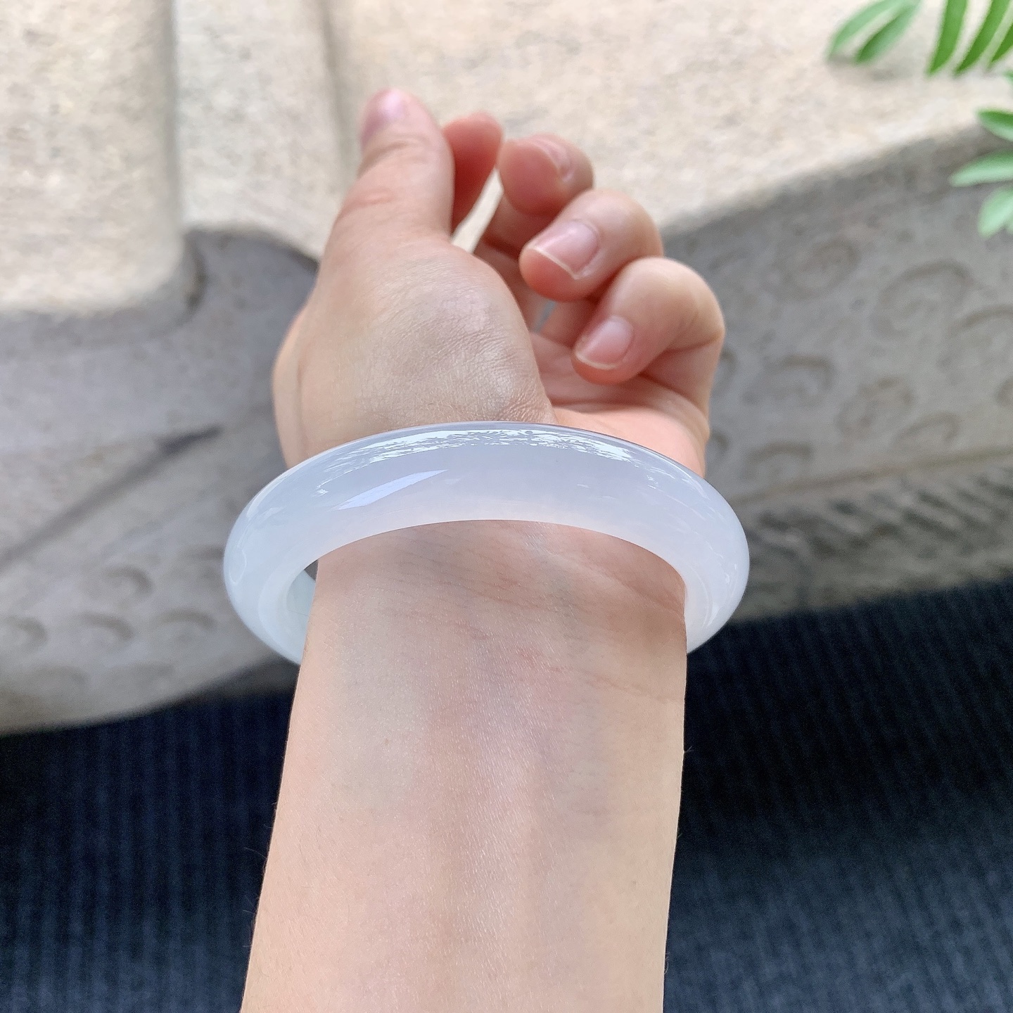 正圈53 54【圈口】54.6/11.4/8.8【编码】A1121423【描述】冰糯底色，水润，种老，细腻，打灯有棉根