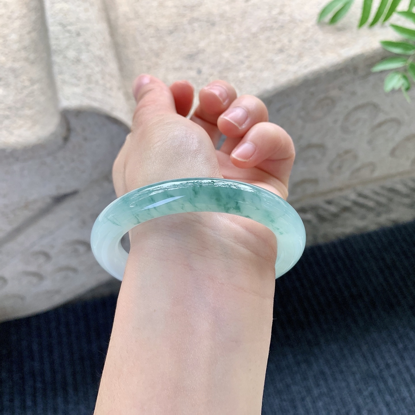 圆条54 55【圈口】55/10/10【编码】HC121426【描述】冰糯晴绿飘花，水润，种老，细腻，无裂纹