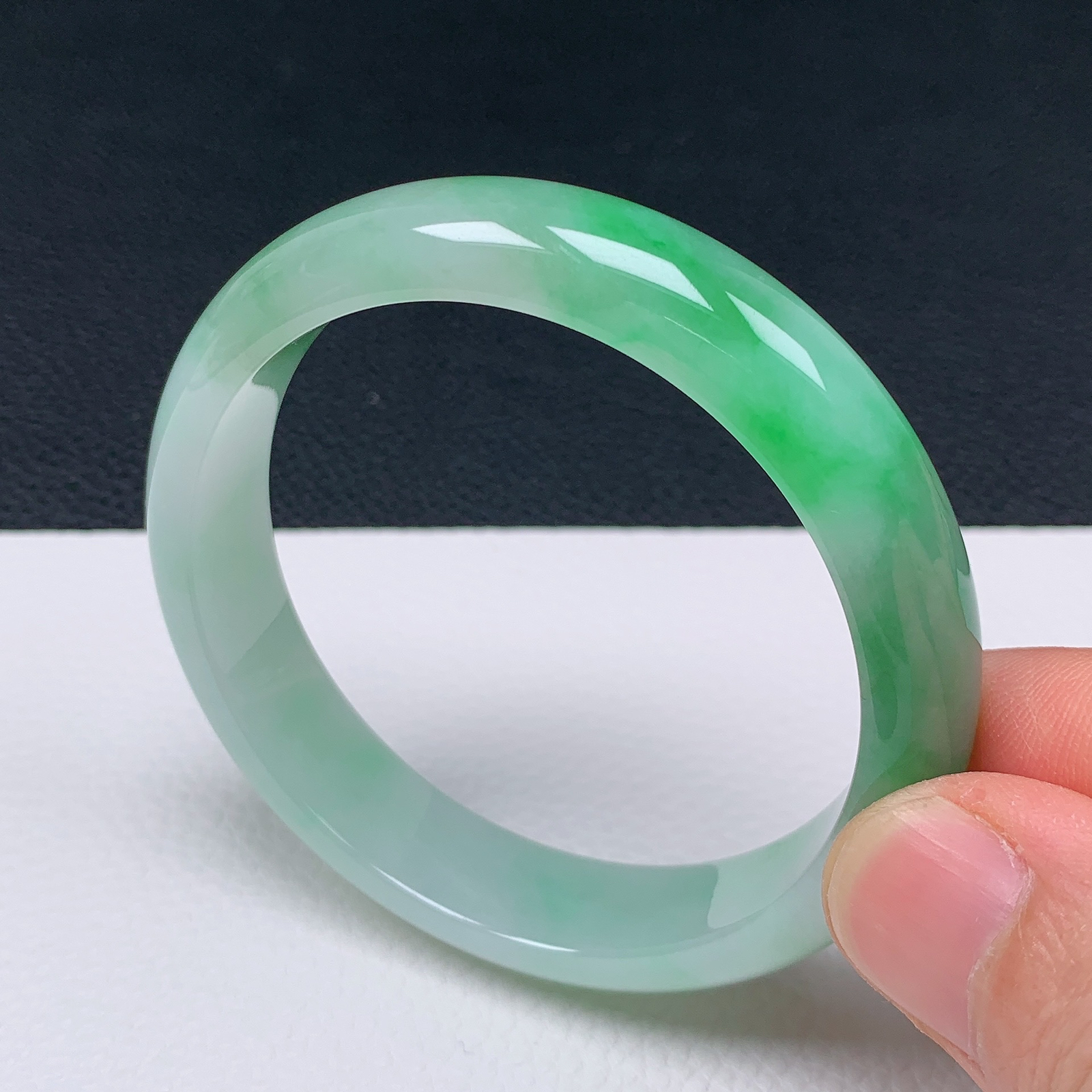 天然翡翠圈口54-55老坑冰透飘绿半山水手镯 玉质细腻 种水好 尺寸：54.5-12.1-6.8mm