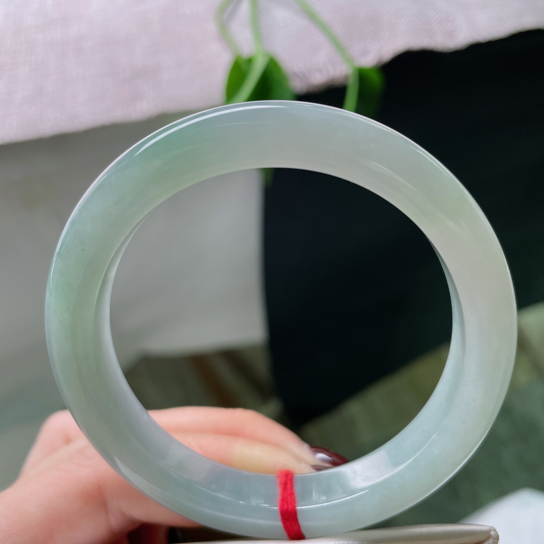 55.8/10.4/8.3，淡绿底正圈，底色如浸水的古宣——洇开满眼生机却不张扬。皮纹，ss4811