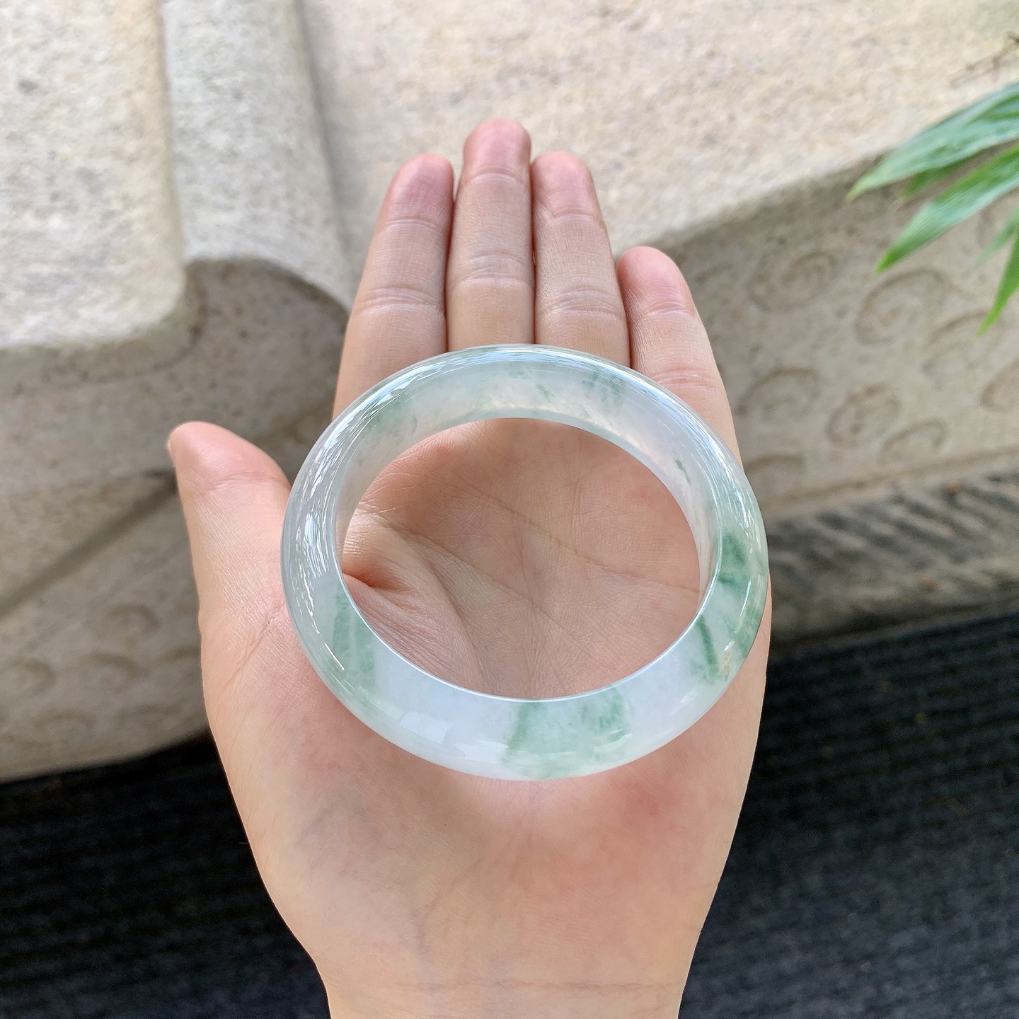 正圈52 53 圈口52.6/12.9/8.3 飘花，清透，水润，种老，细腻，无裂编码A1121553