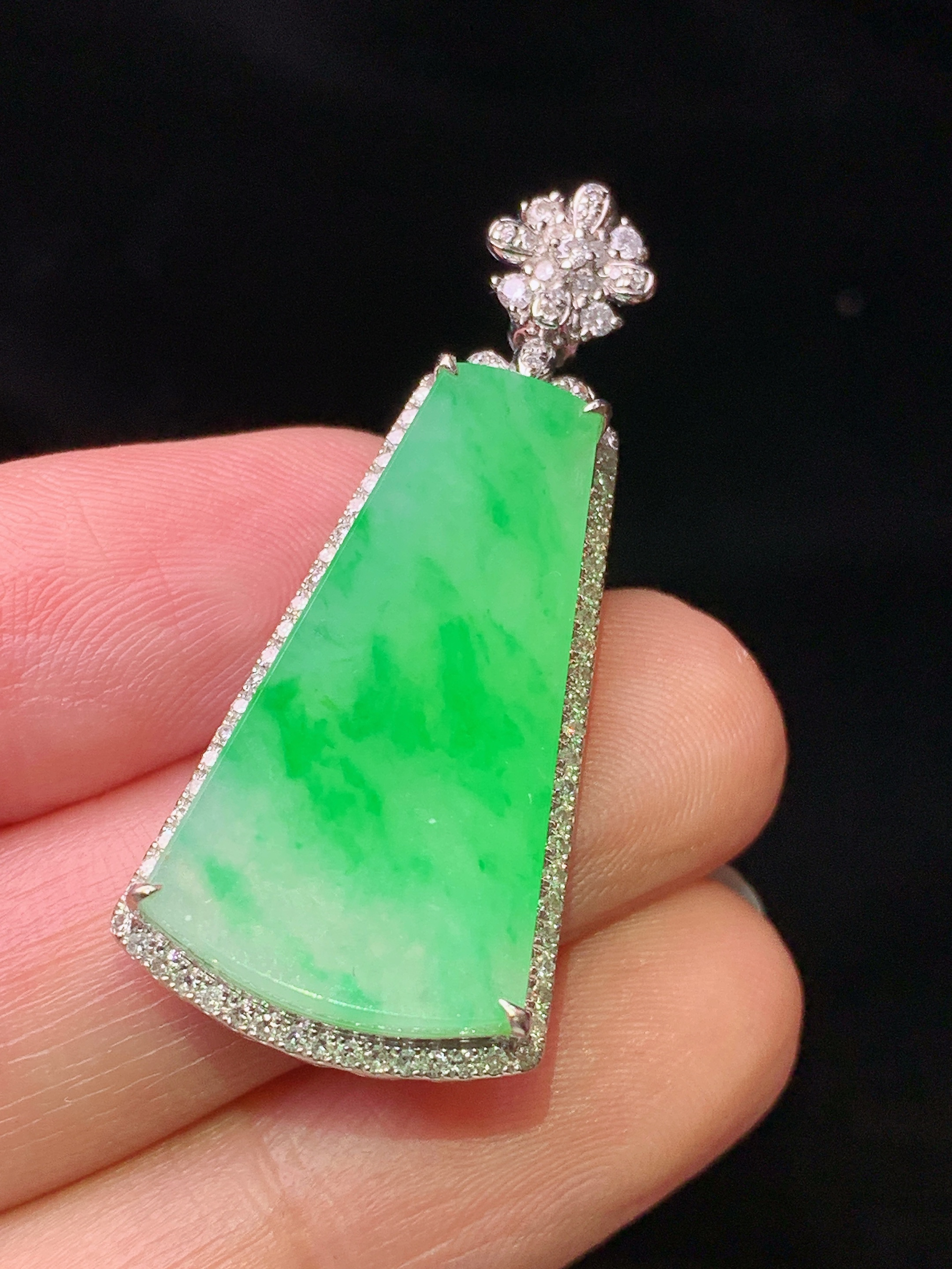 18k金钻镶嵌飘绿阳绿无事牌吊坠 玉质细腻 水润亮眼 色泽艳丽 整体尺寸38.5*17*6.5z1