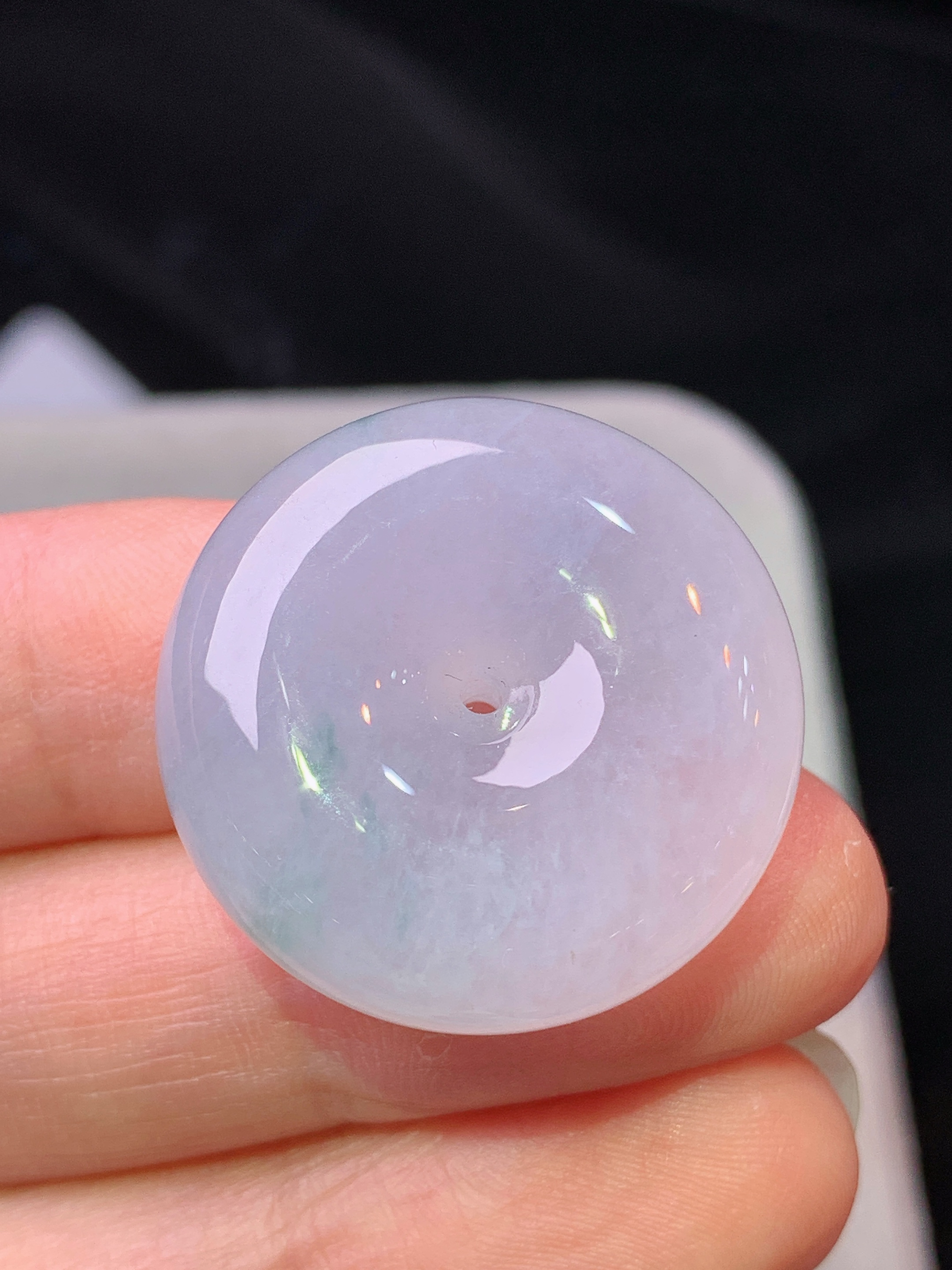 淡紫罗兰飘花平安扣吊坠 玉质细腻 色泽艳丽清新 水润亮眼 整体尺寸25.3*9.6m2