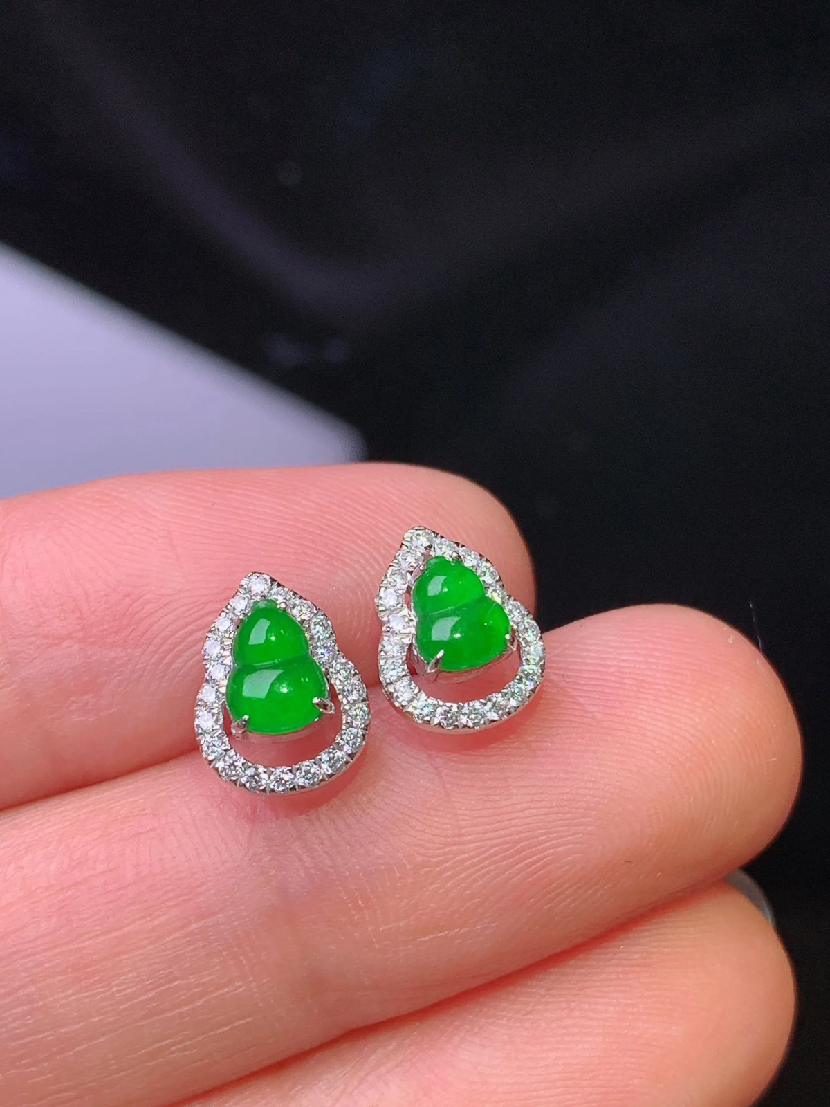 18k金钻镶嵌满绿葫芦耳钉 玉质细腻 色泽清新艳丽 整体尺寸9.6*7.2*3.5