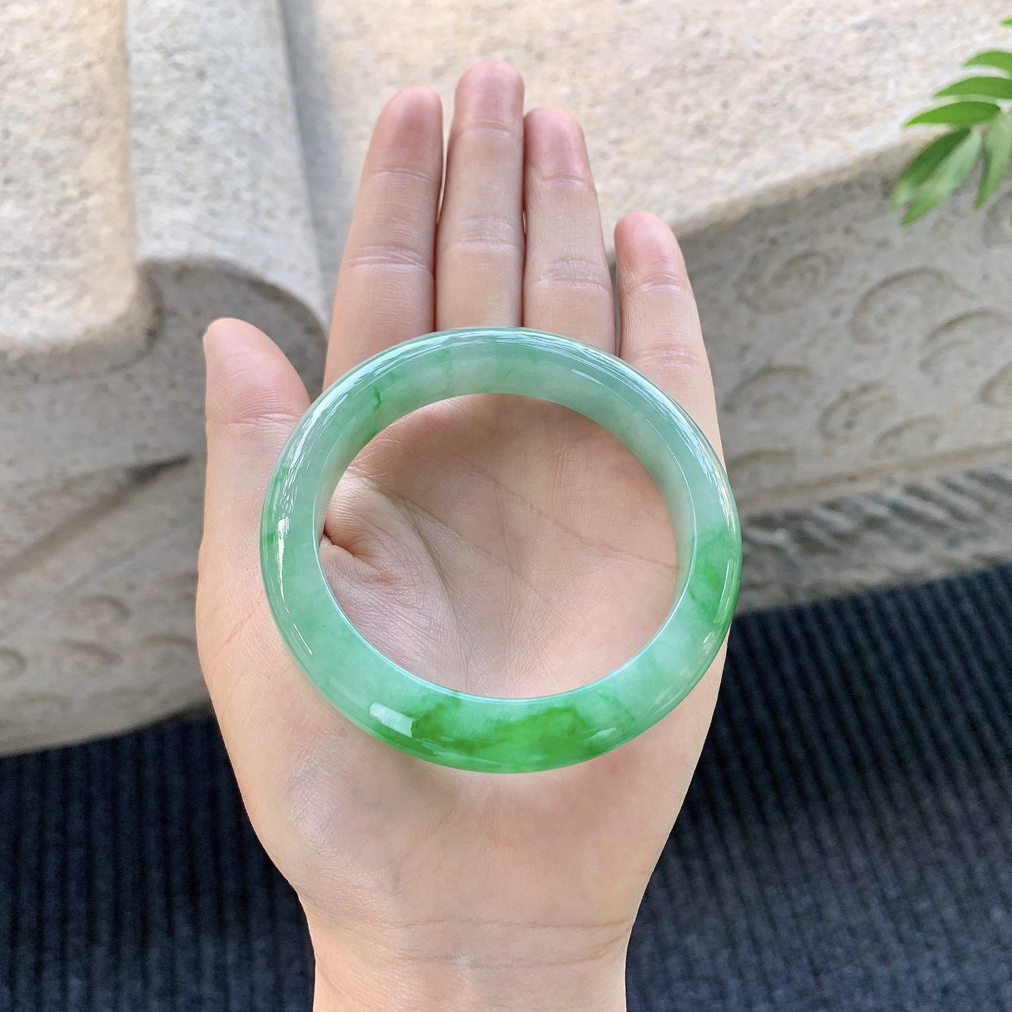 正圈55 56 【圈口】55/11.6/8.7 【编码】A1031875 【描述】糯冰飘阳绿，水润，