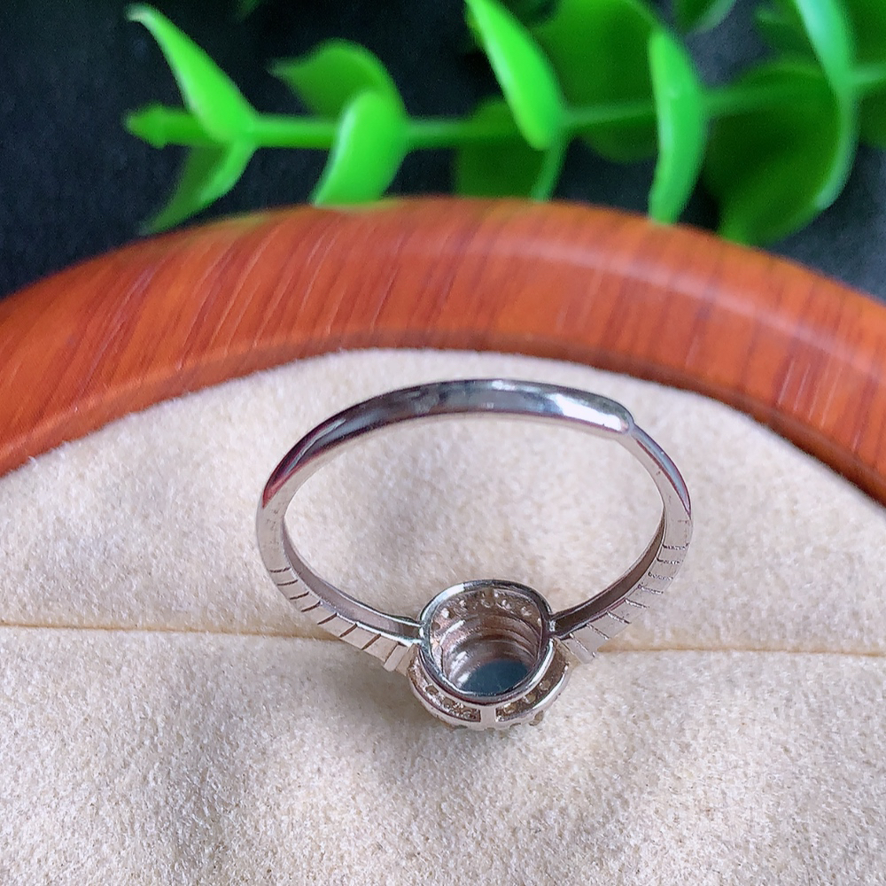 冰润满绿精美环形翡翠戒指  玉质细腻  冰清玉润  飘花灵动  颜色漂亮  W481.13  内径尺寸：18-8-6.5mm  裸石尺寸：5.5-6mm