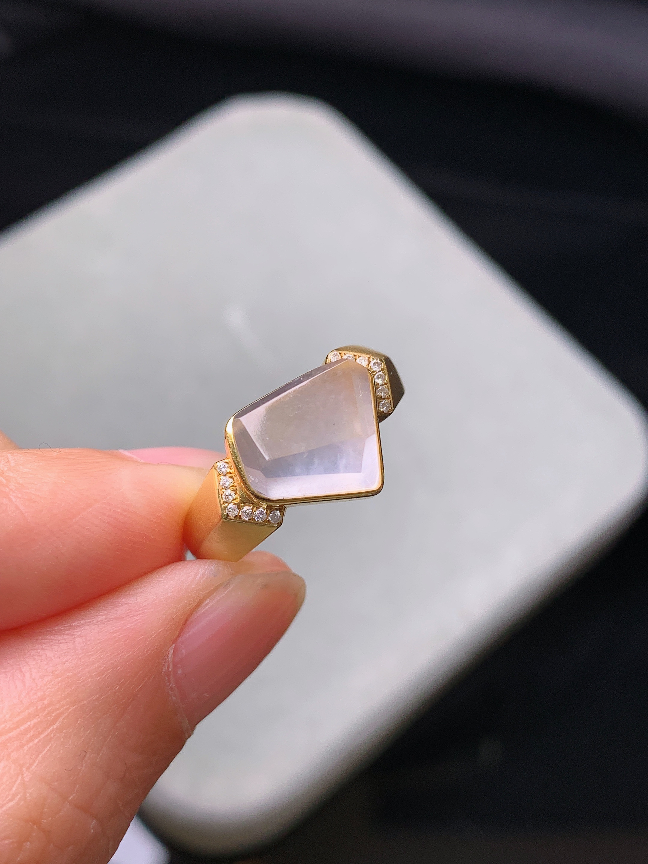 18k金钻镶嵌冰种随形戒指 玉质细腻 水润亮眼 色泽艳丽 圈口13.5 裸石尺寸11*8.8*4.5