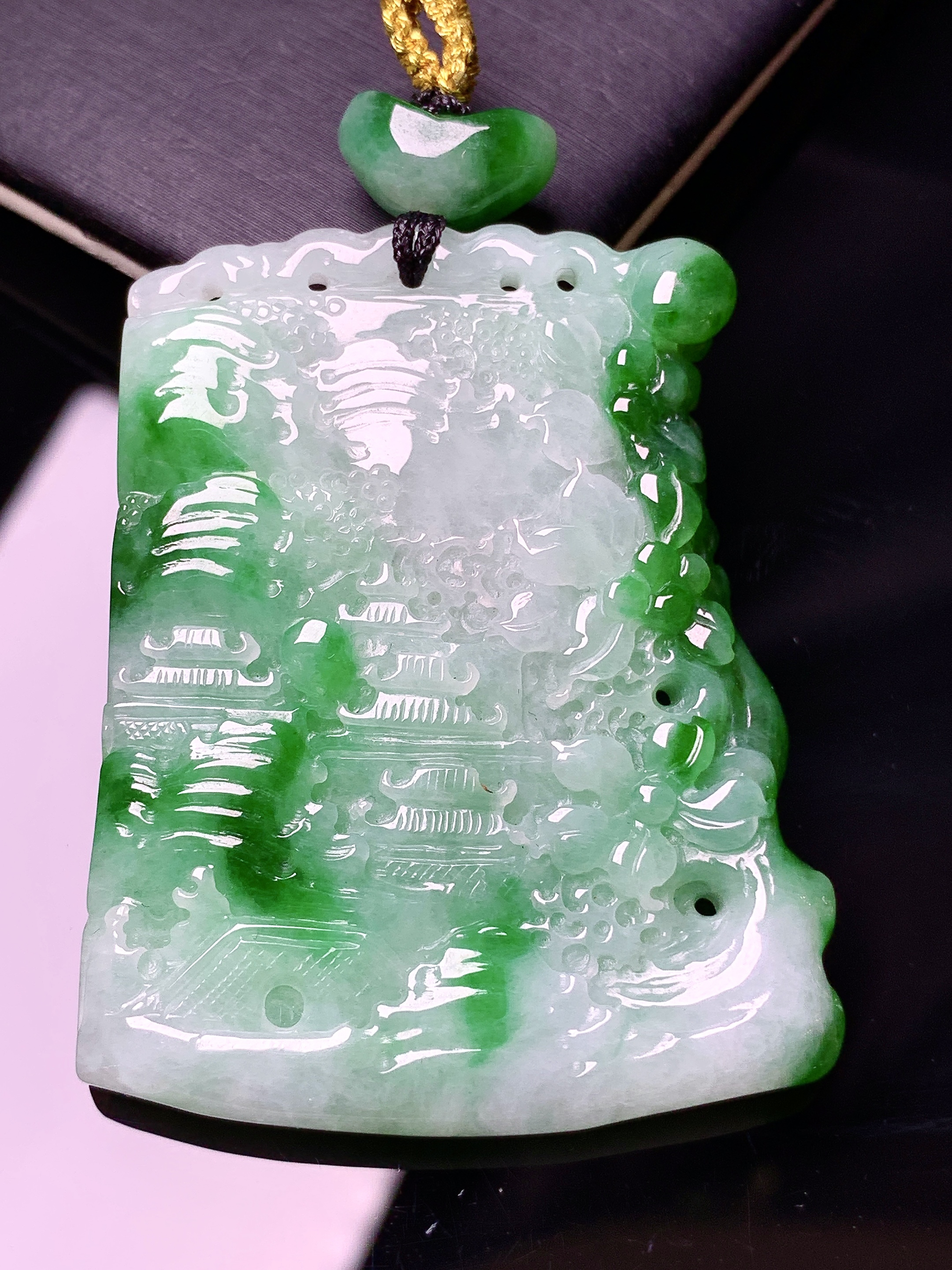 飘绿山水牌子吊坠 玉质细腻 色泽艳丽清新 水润亮眼 整体尺寸47.7*38*6.2e1