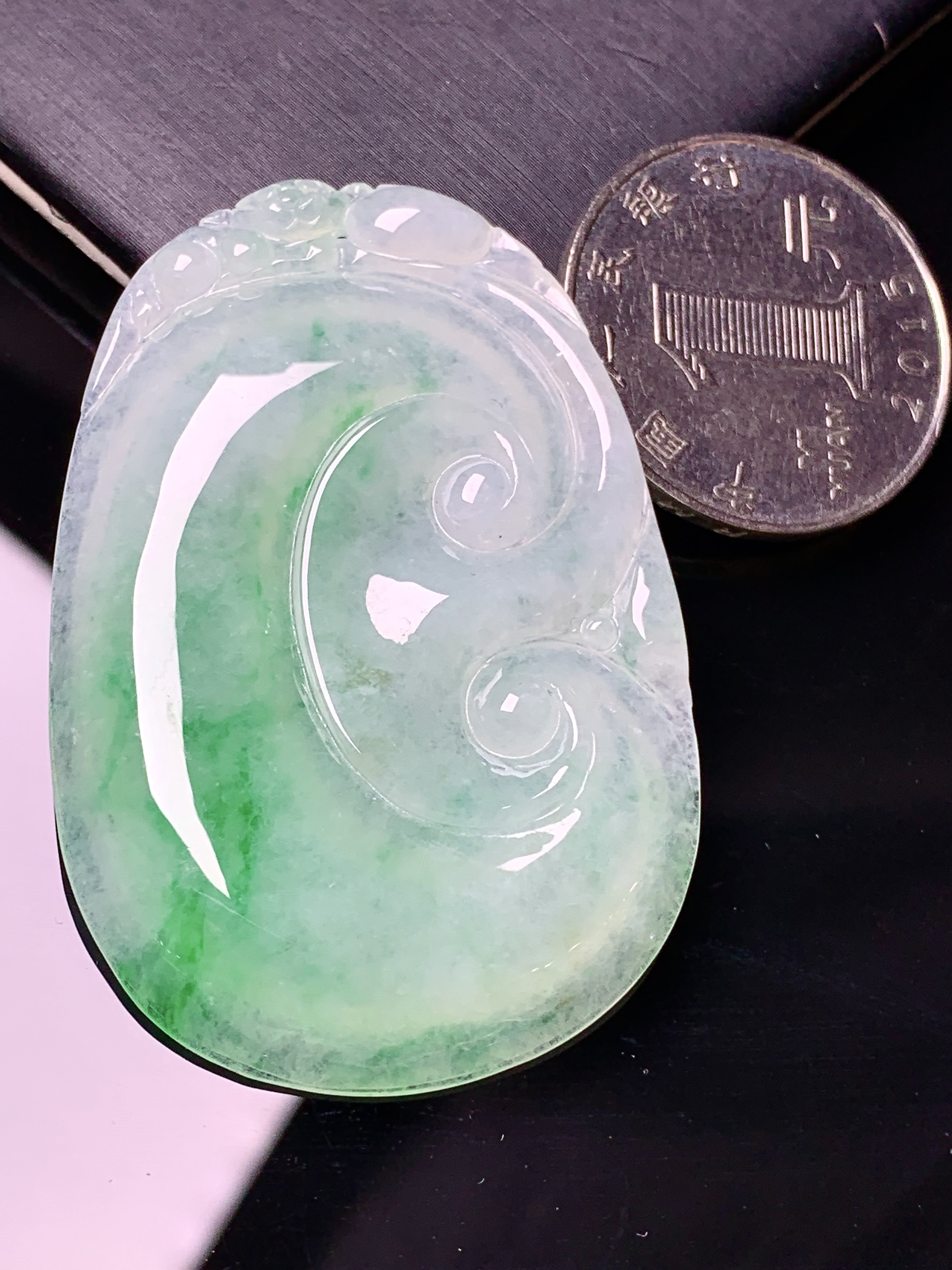 冰飘阳绿如意吊坠 玉质细腻 水润亮眼 色泽艳丽 整体尺寸51*34*5a2