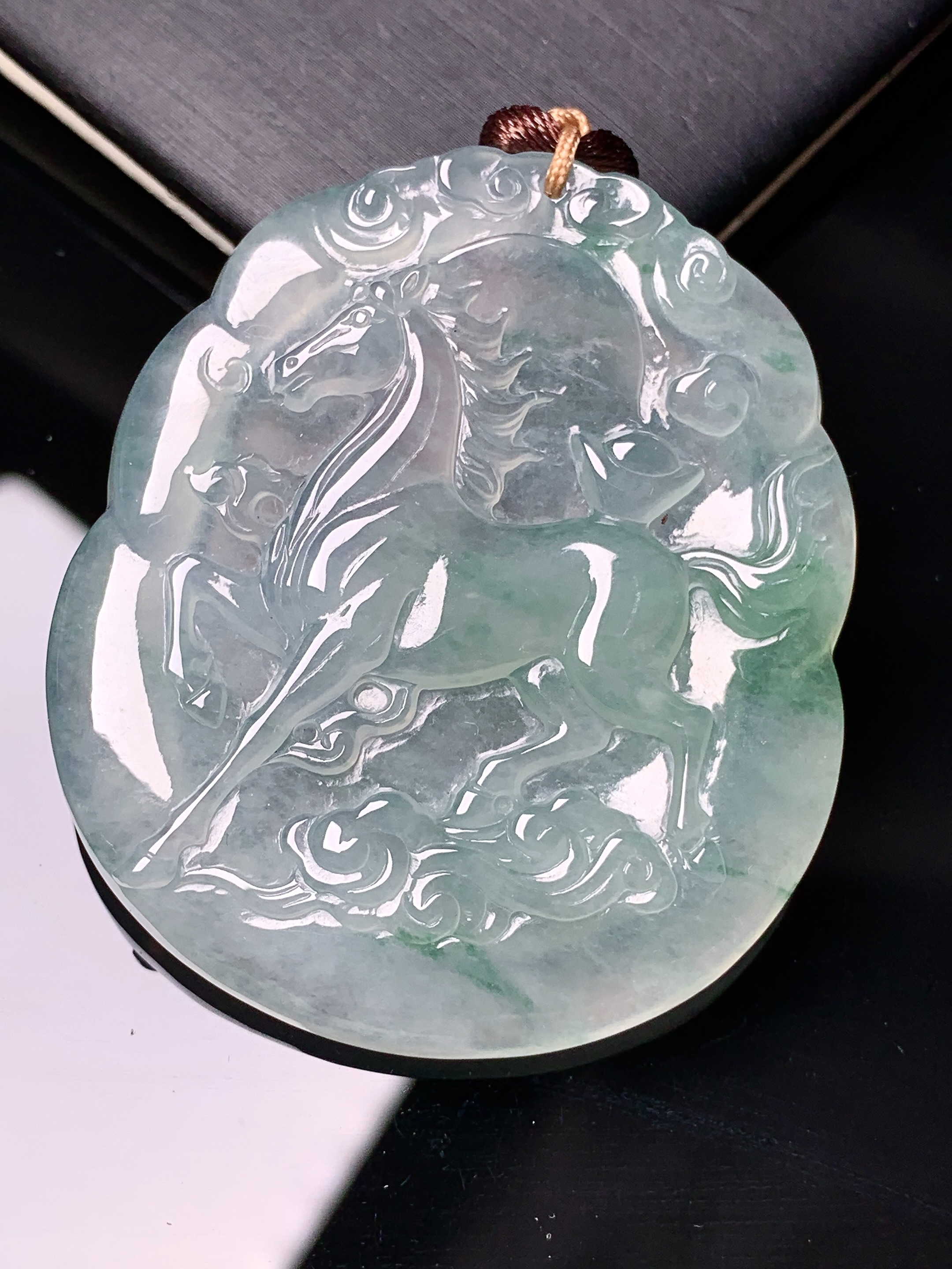 冰种飘绿生肖马牌吊坠 玉质细腻 水润亮眼 色泽艳丽 整体尺寸48.2*41.5*5b2