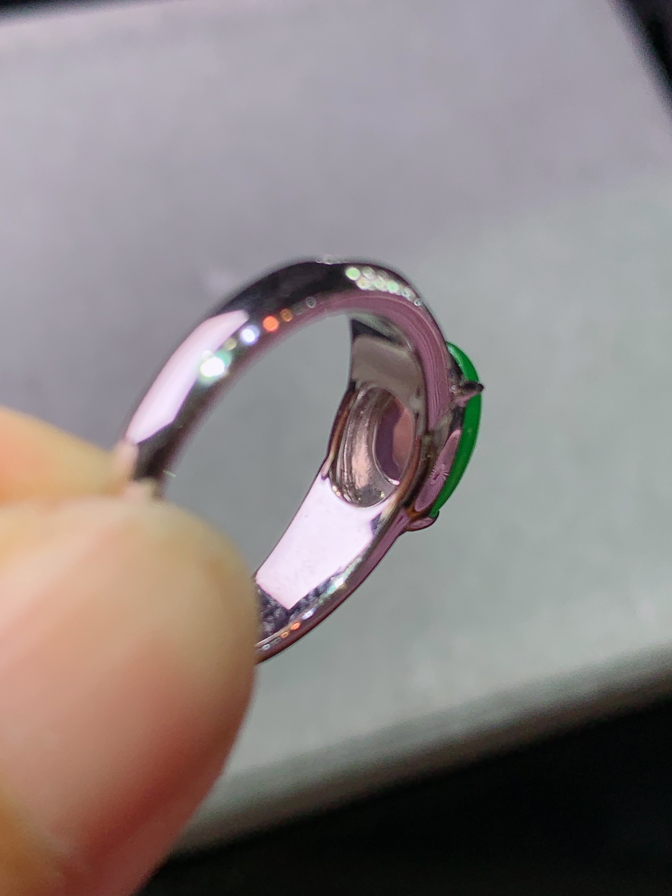 18k金钻镶嵌阳绿蛋面戒指 玉质细腻 水润亮眼 色泽艳丽 圈口14 整体尺寸9.8*6*4.3m5