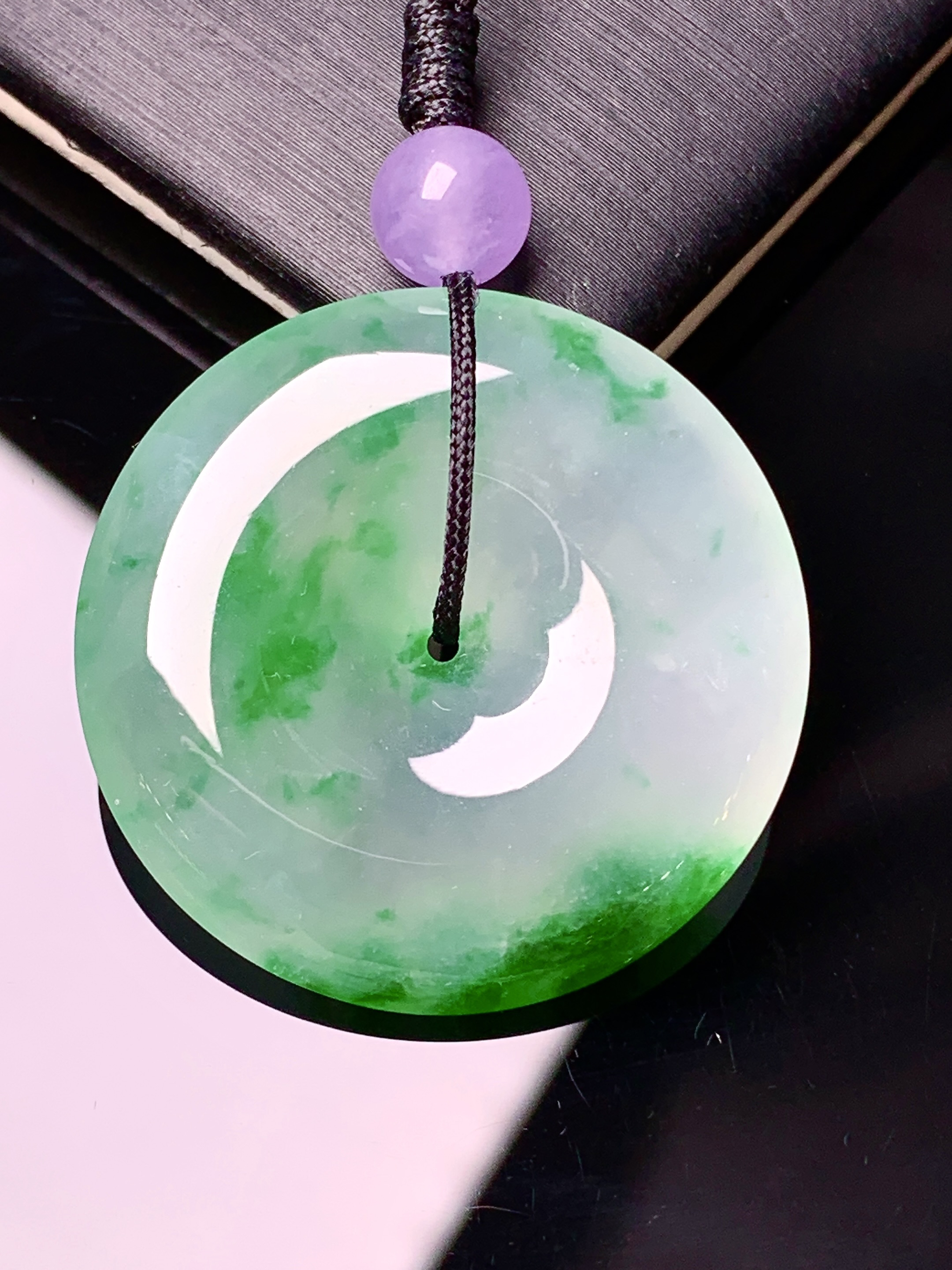 飘绿平安扣吊坠 玉质细腻 色泽艳丽清新 水润亮眼 整体尺寸28.5*5.6d3