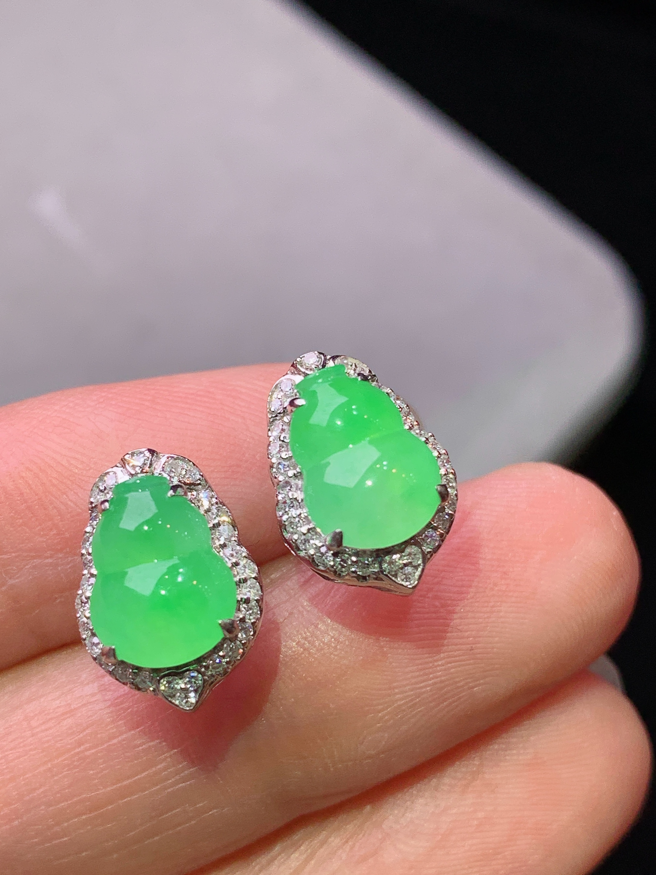 18k金钻镶嵌阳绿葫芦耳钉 玉质细腻 色泽艳丽清新 水润亮眼 整体尺寸13*9.2*7.2h1