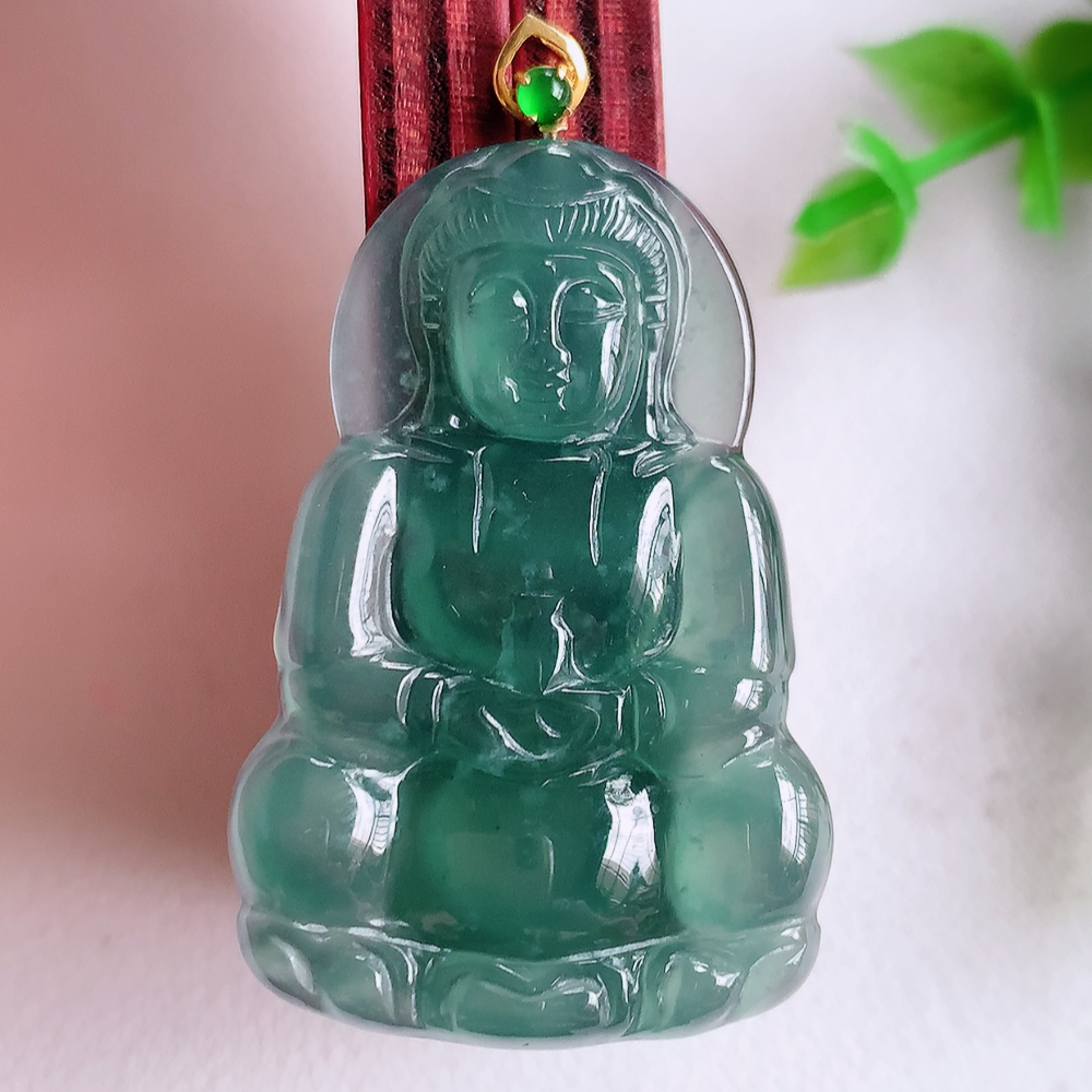 18k金扣蓝冰精雕观音吊坠，法相端庄大气，工艺精湛，种色浓郁，细腻饱满冰润，种老水足，收藏佳品，佩戴大气  W01.13   尺寸：40-26.5-4.3mm