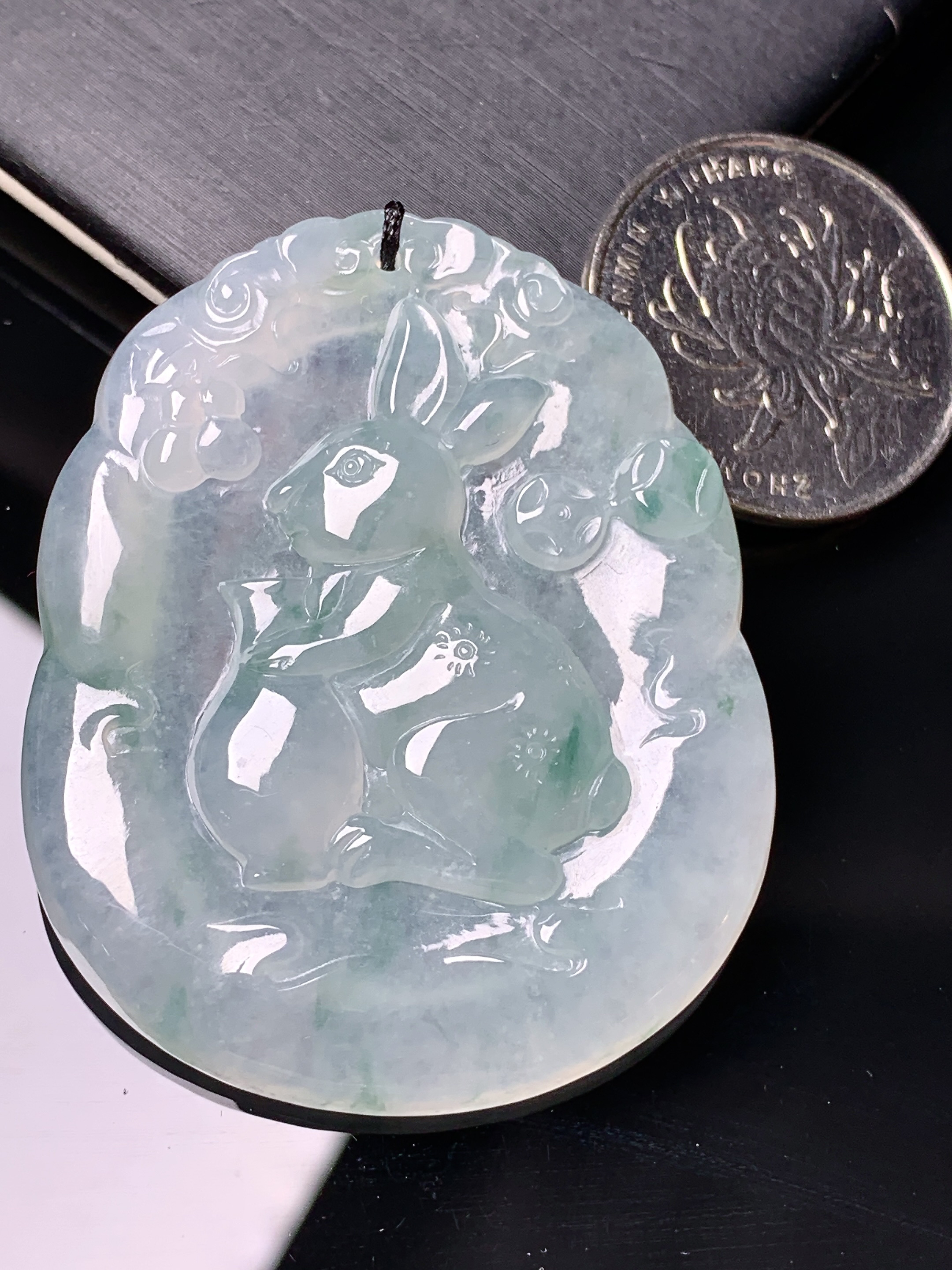 冰种生肖兔吊坠 玉质细腻 水润亮眼 色泽艳丽 整体尺寸49.6*40.3*6.6b2