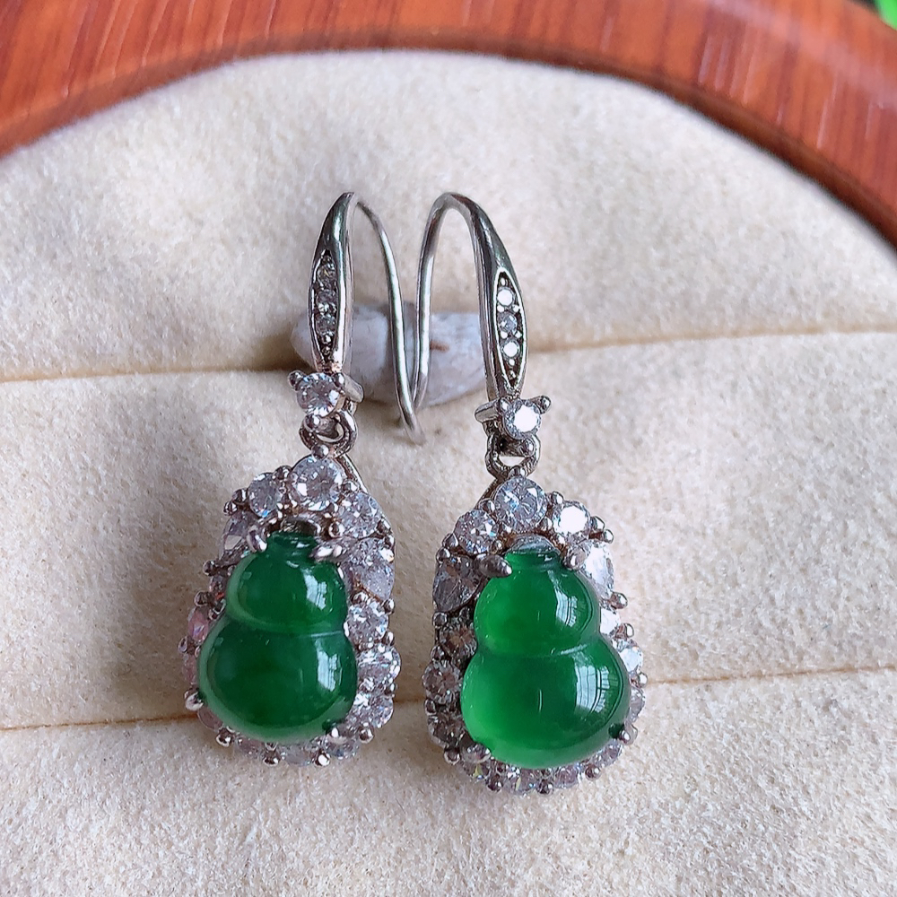 冰满绿翡翠925银镶嵌葫芦耳坠，自然光实拍，翠色灵动，颜色漂亮，种老水足，品相佳，佩戴佳品！W481