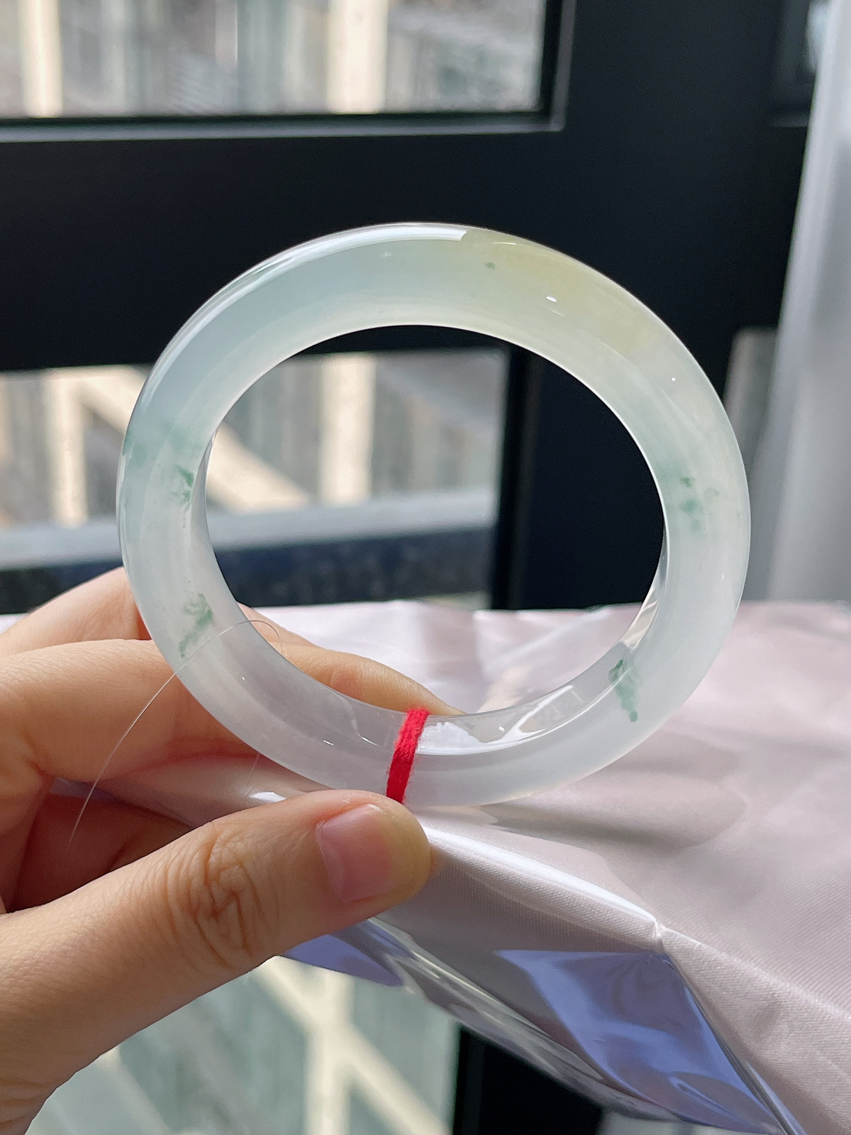 正圈55.2圈口，翡翠冰种白色飘一抹黄翡手镯