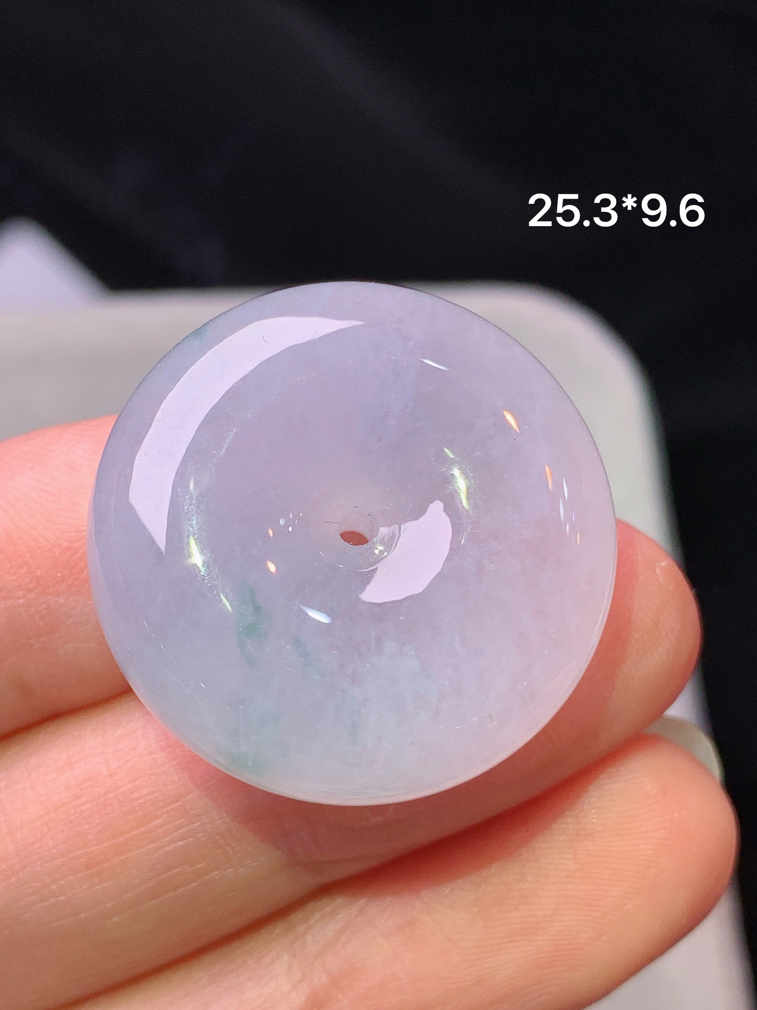 淡紫罗兰飘花平安扣吊坠 玉质细腻 色泽艳丽清新 水润亮眼 整体尺寸25.3*9.6m2