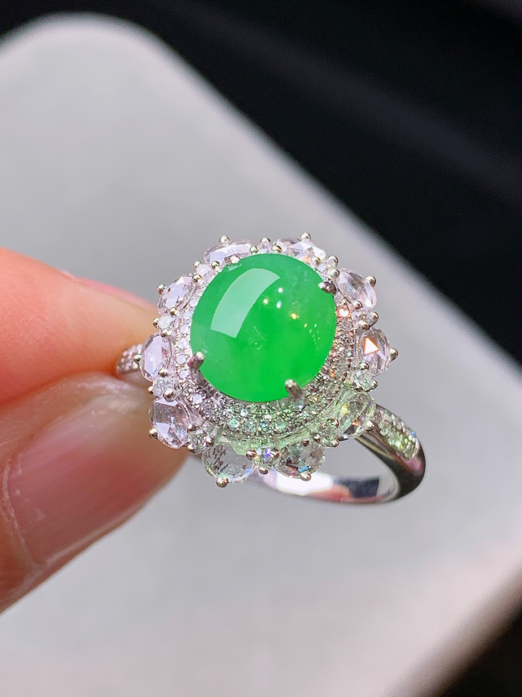 18k金钻镶嵌冰阳绿蛋面戒指 玉质细腻 水润亮眼 色泽艳丽 圈口14 整体尺寸15.8*14*9.8k1