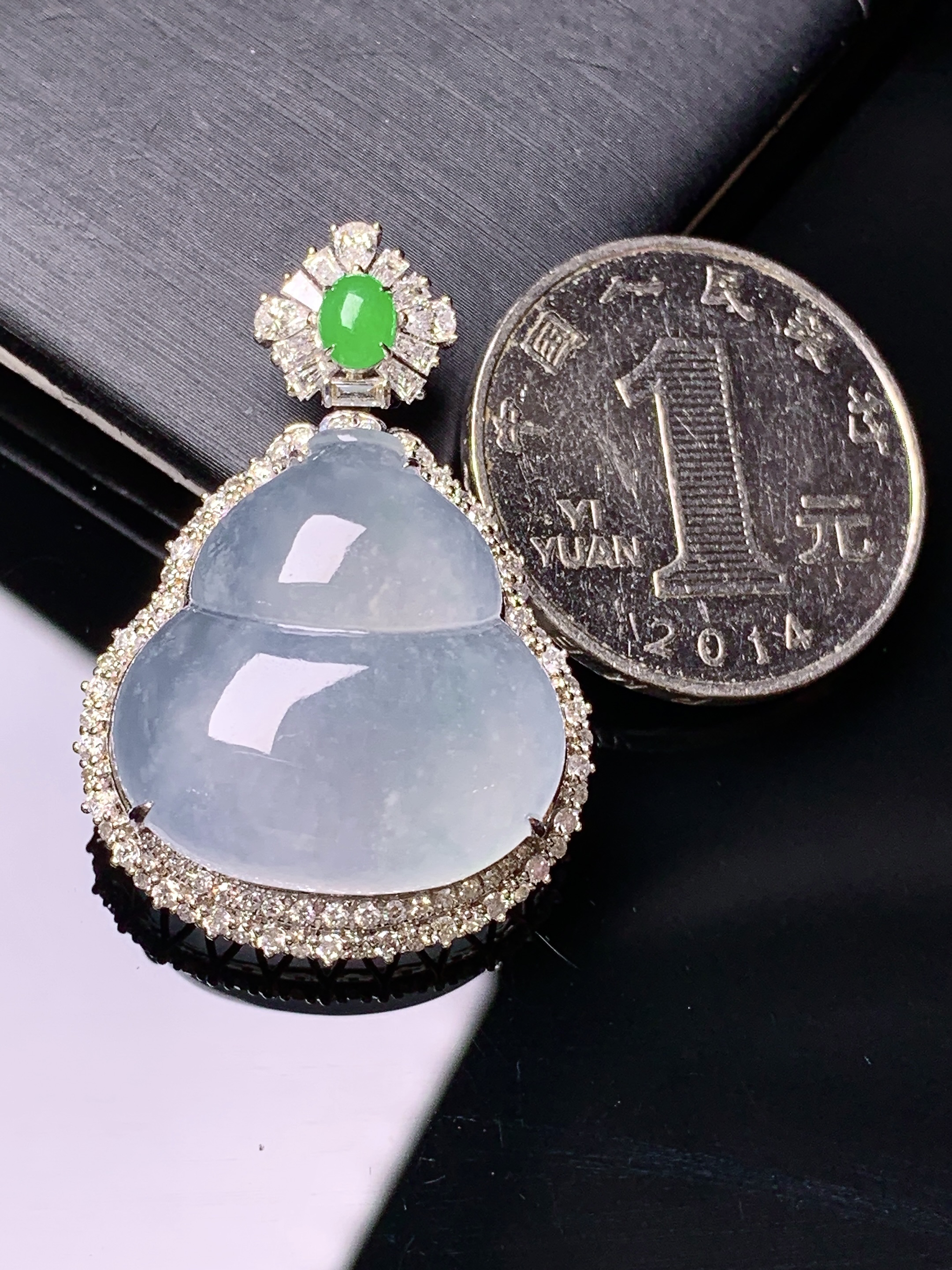 18k金钻镶嵌冰种葫芦吊坠 玉质细腻 水润亮眼 色泽艳丽 整体尺寸35.6*24.5*11k1