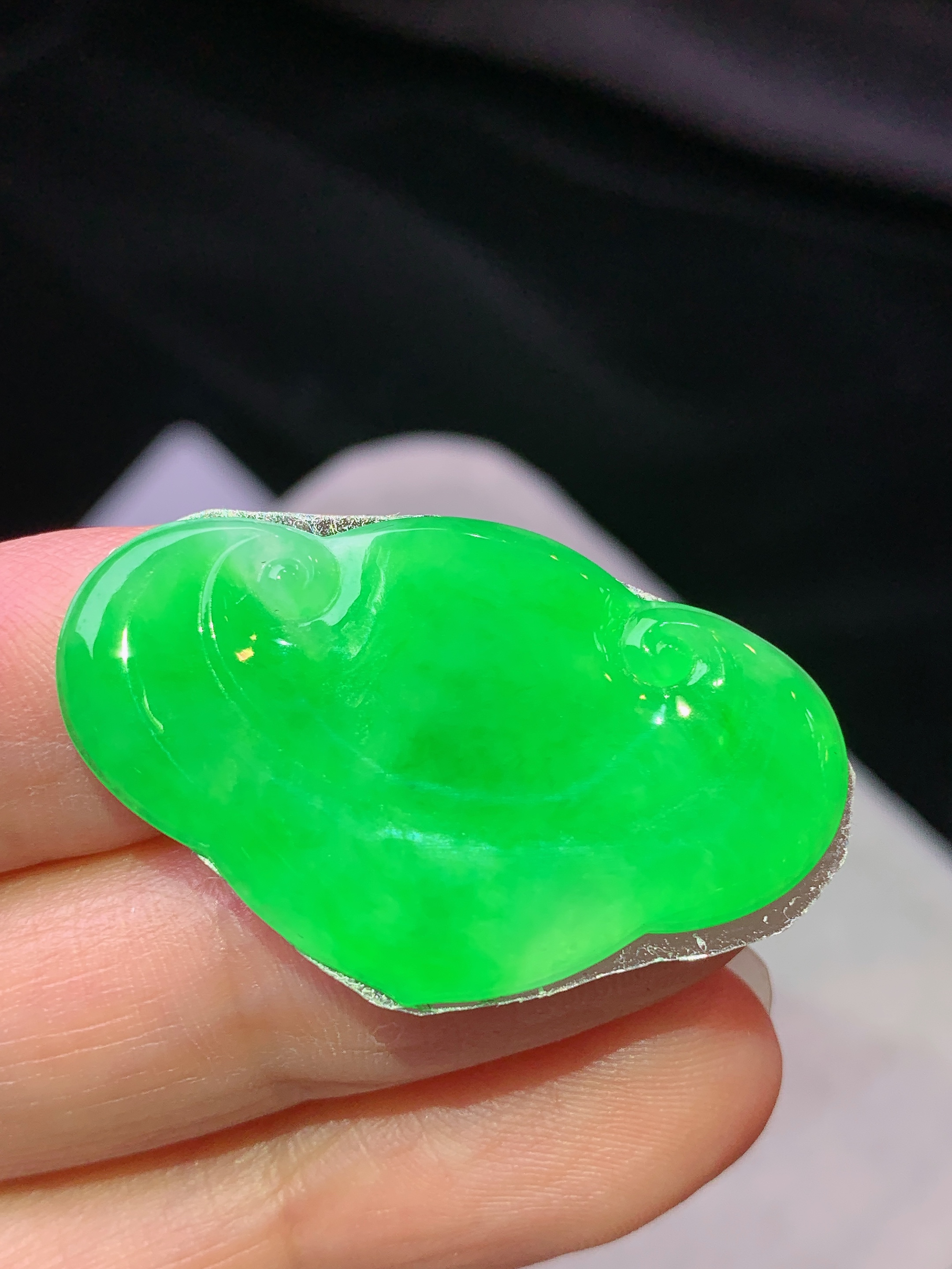 满阳绿如意头吊坠 玉质细腻 色泽艳丽清新 水润亮眼 整体尺寸21*34.2*2.5m2