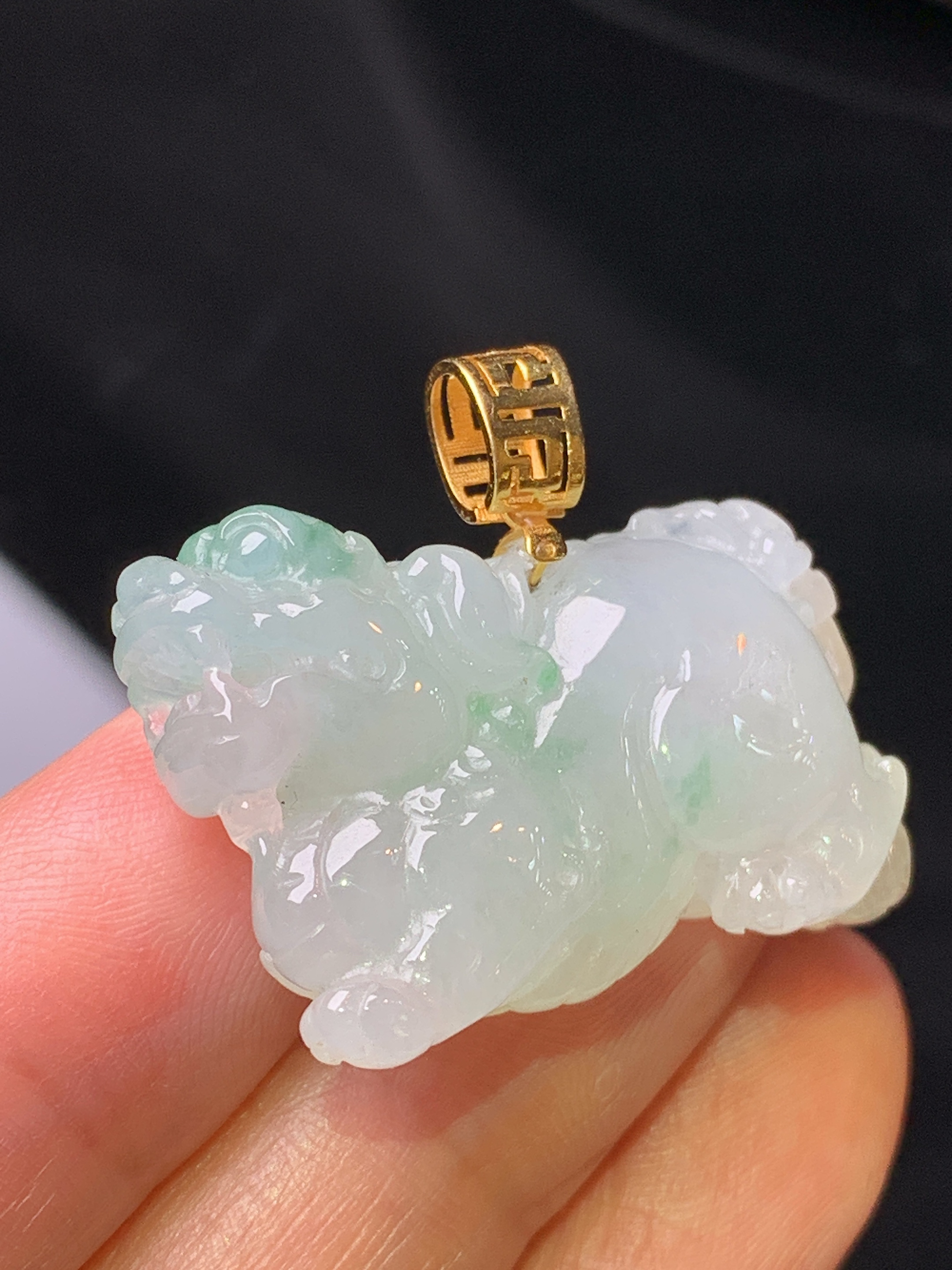 18k金镶嵌冰种唐马吊坠 玉质细腻 水润亮眼 色泽艳丽 整体尺寸24.3*28.8*9j1