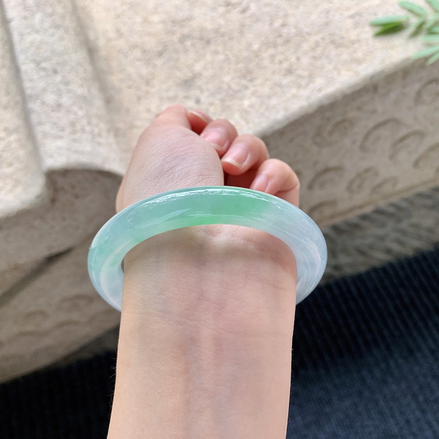 圆条55 56【圈口】56.8/10.7/10.2【编码】B2040815【描述】冰糯春彩，水润，种老，细腻，内侧有絮线