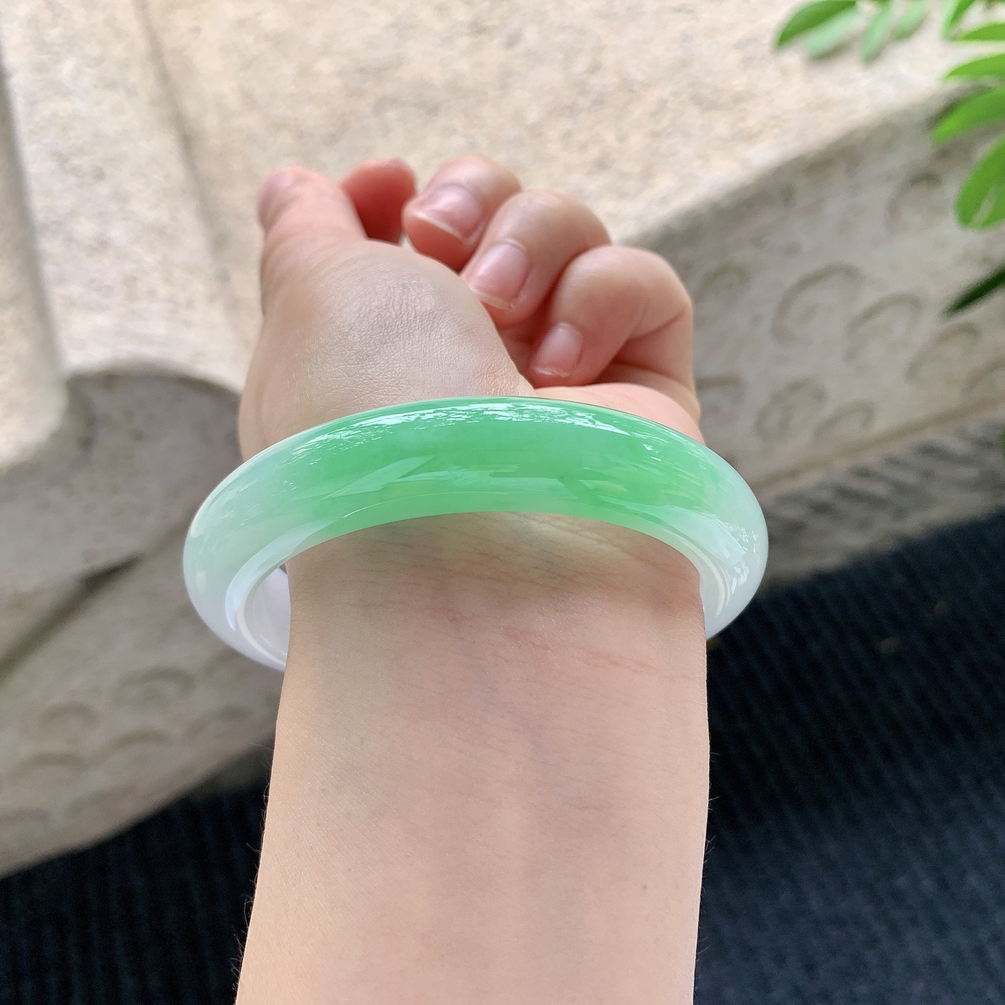 正圈58 59【圈口】58/12.7/9【编码】A3041533【描述】糯冰椿彩，水润，种老，细腻，无裂纹