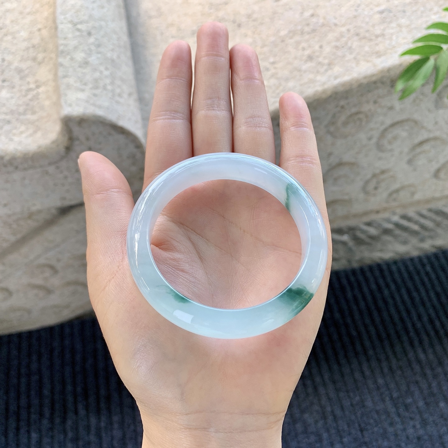 正圈51 52【圈口】52.5/11.4/7.9【编码】C5121219【描述】冰糯飘绿，水润，种老，细腻，打灯有絮线