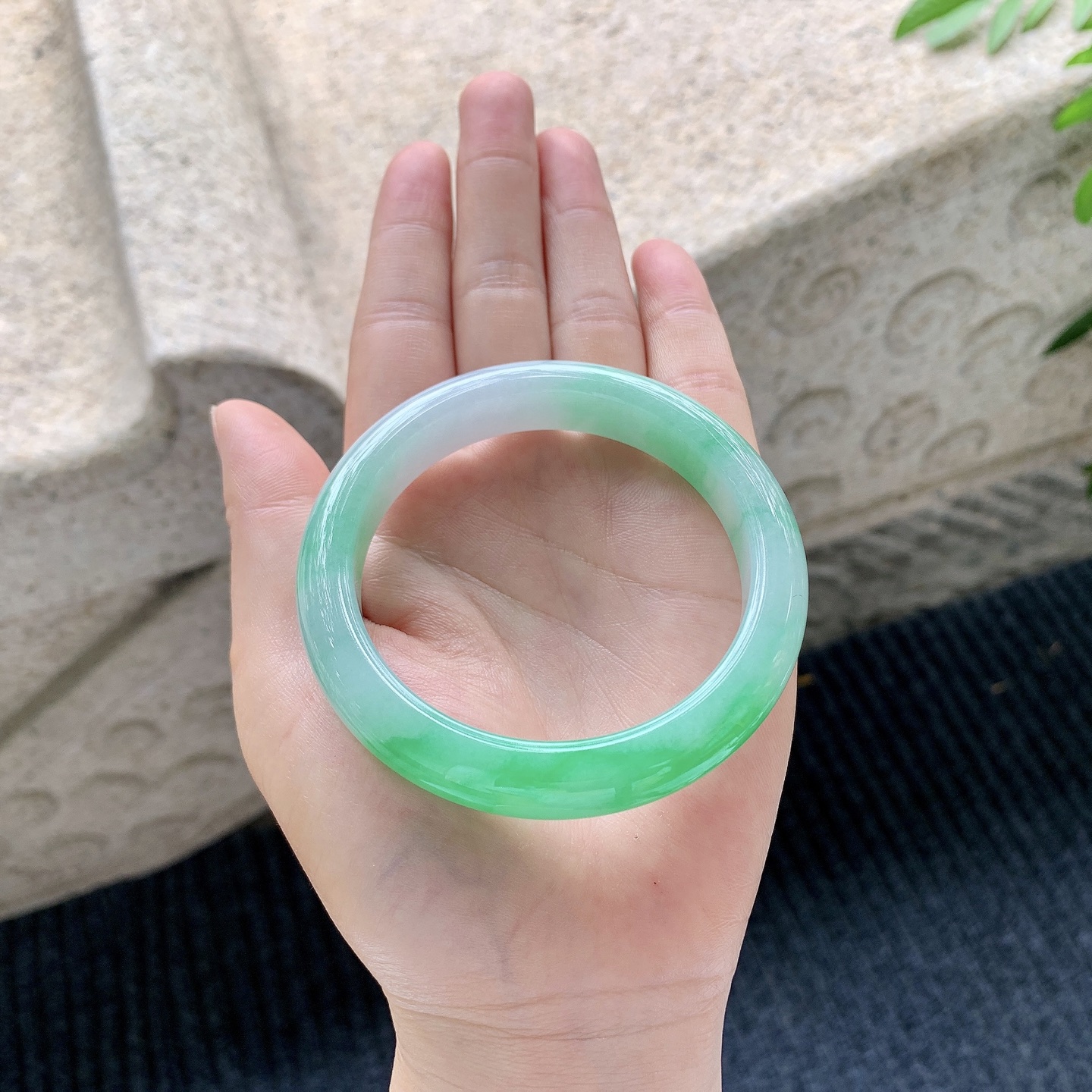 正圈55 56【圈口】56.2/11.7/8.5【编码】GH041542【描述】糯冰飘辣阳绿，水润，种老，细腻，无裂