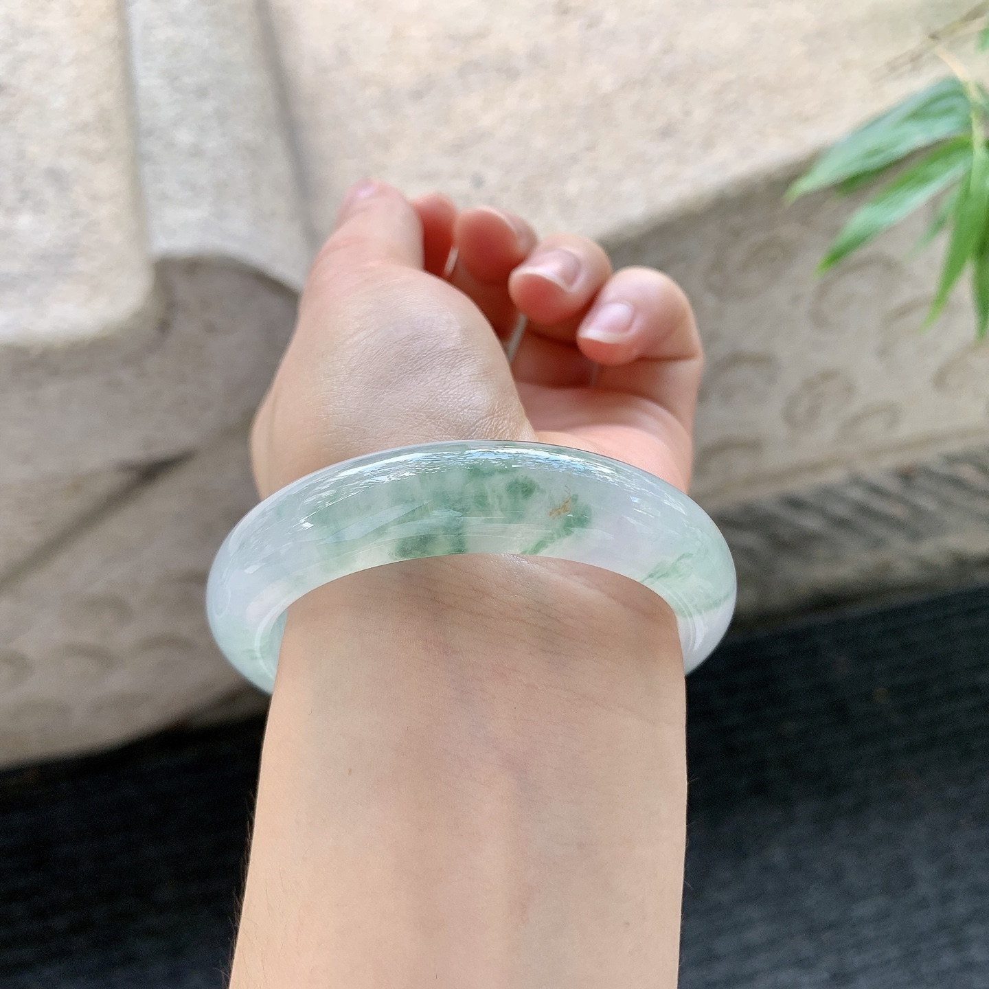 正圈52 53 圈口52.6/12.9/8.3 飘花，清透，水润，种老，细腻，无裂编码A1121553