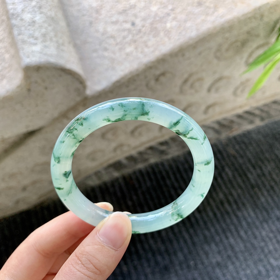 圆条52 53【圈口】53.8/9.2/8.5【编码】GF041595【描述】冰糯飘花，清透，水润，种老，细腻，打灯有棉线