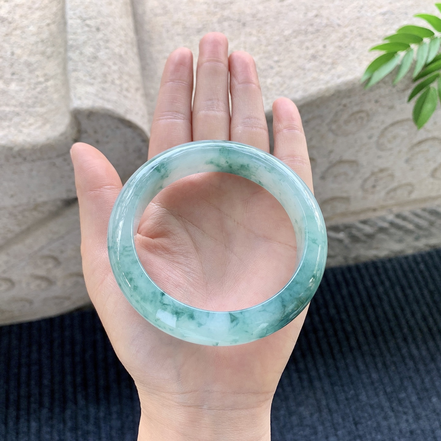 正圈59 60【圈口】60.2/14.5/9.6【编码】A1121230【描述】糯冰飘花，水润，种老