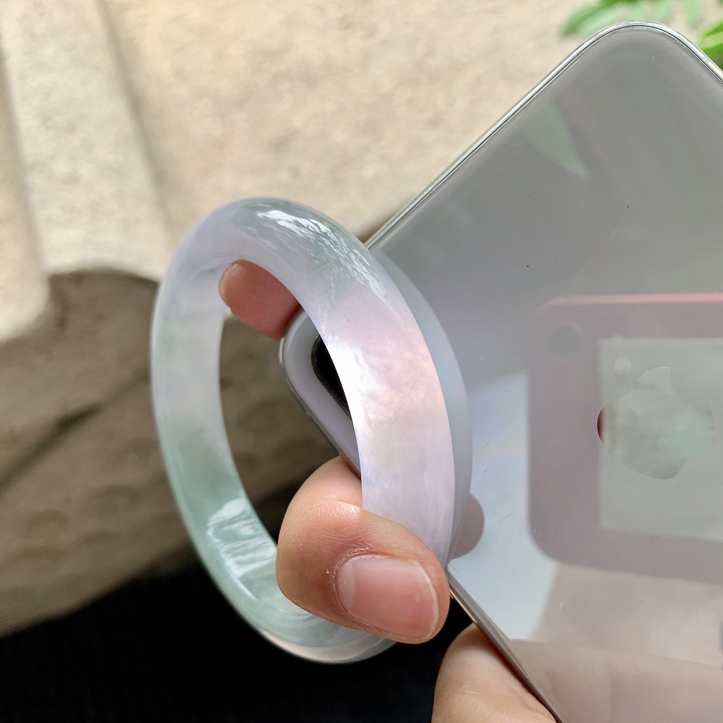 正圈56 57 【圈口】57.7/12.4/9.5 【编码】A1041519 【描述】细糯春彩，水润，种老，细腻，打灯有絮线