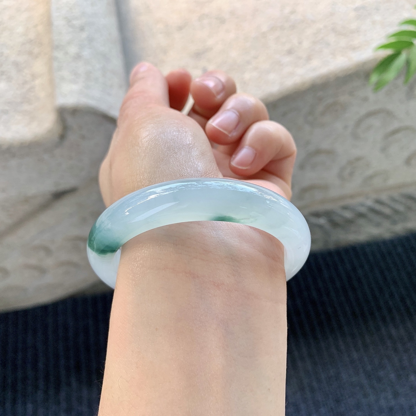 正圈51 52【圈口】52.5/11.4/7.9【编码】C5121219【描述】冰糯飘绿，水润，种老，细腻，打灯有絮线