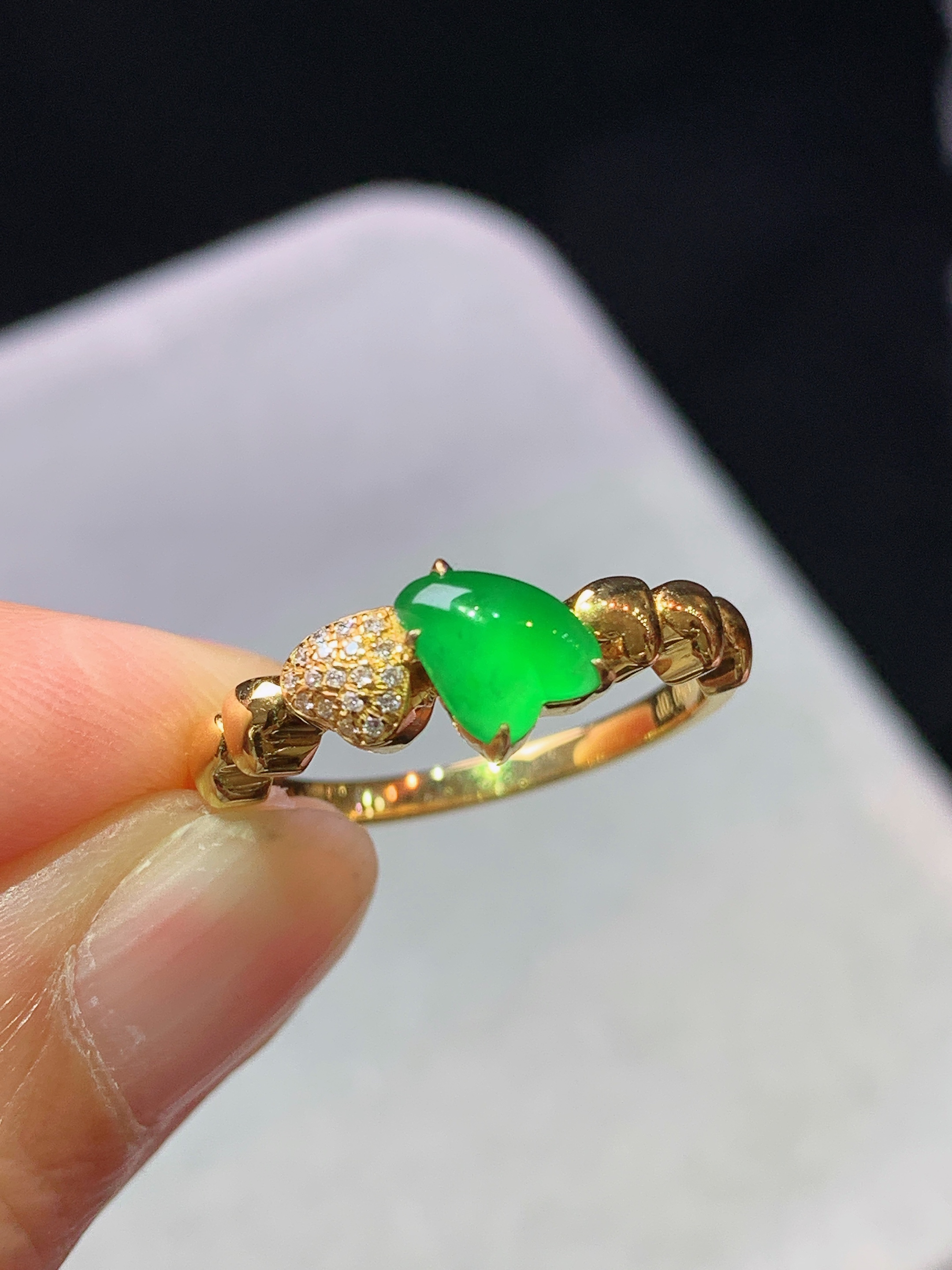 18k金钻镶嵌冰阳绿心形蛋面戒指 玉质细腻 水润亮眼 色泽艳丽 圈口14 裸石尺寸6*7*2.3m5