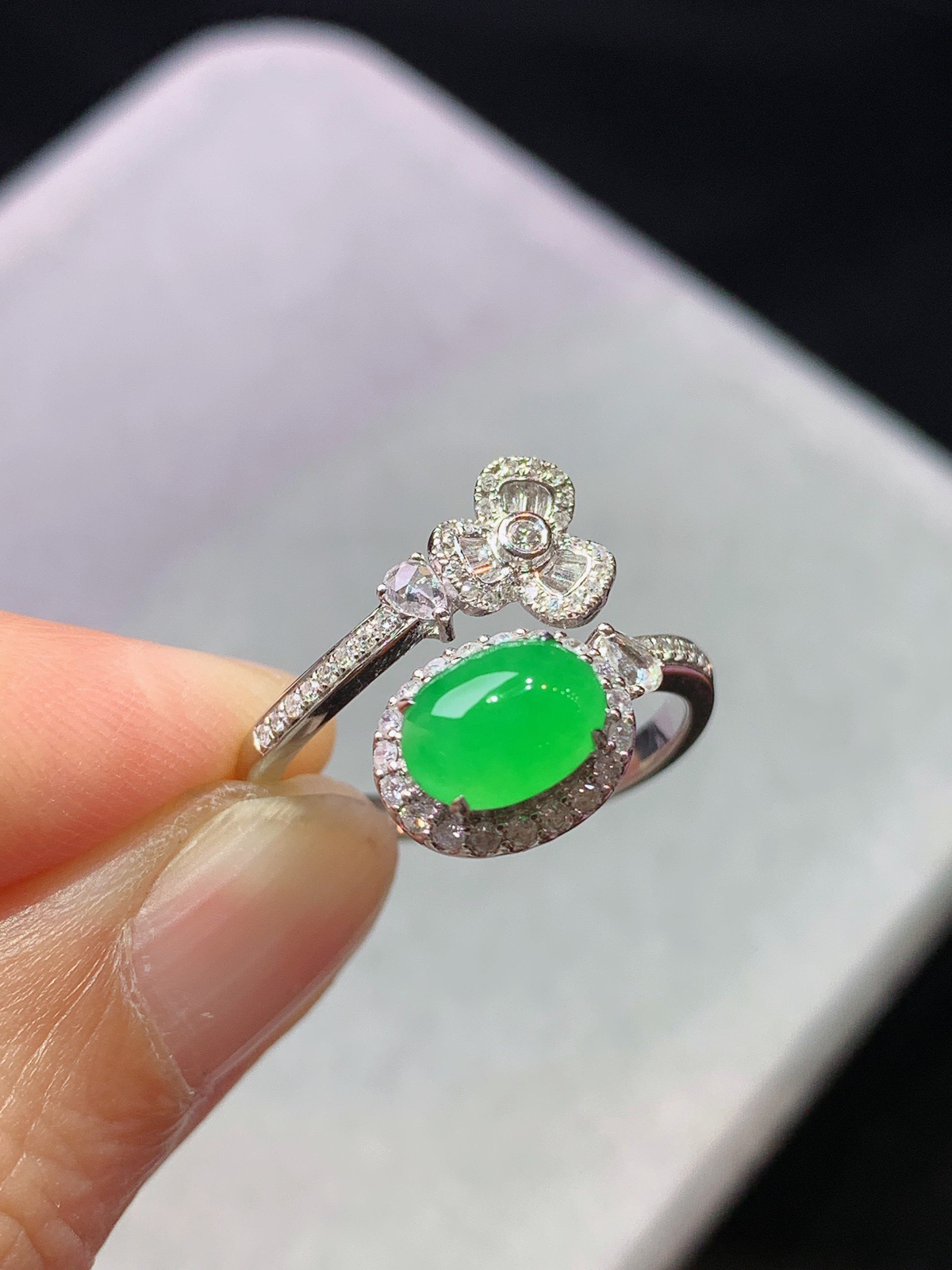 18 k金钻镶嵌冰种阳绿蛋面戒指 饱满水润 圈口 14 尺寸7.3*5.3*3.2 k1