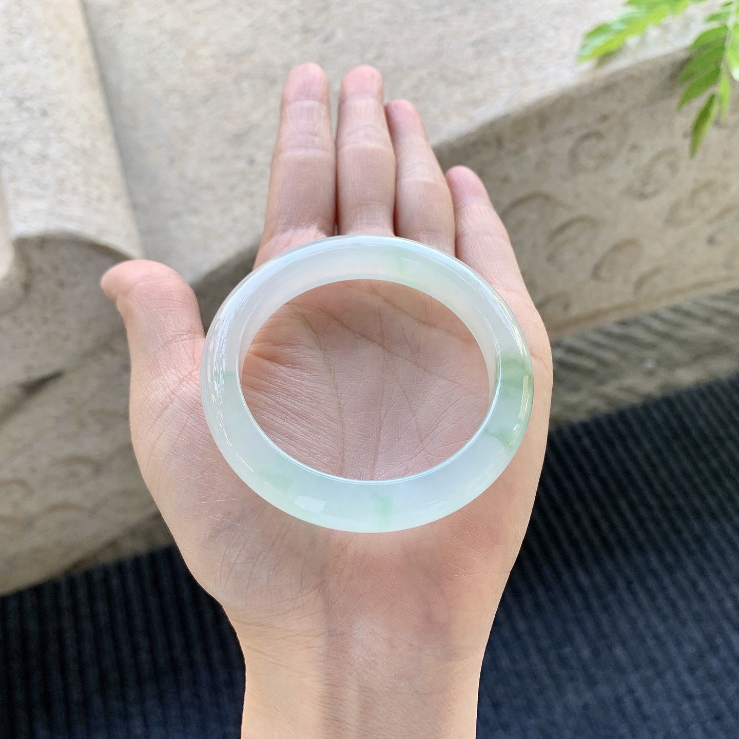 正圈49 50【圈口】50.8/10.2/7.8【编码】GF031721【描述】冰糯飘绿，清透，水润，种老，细腻，打灯有棉线