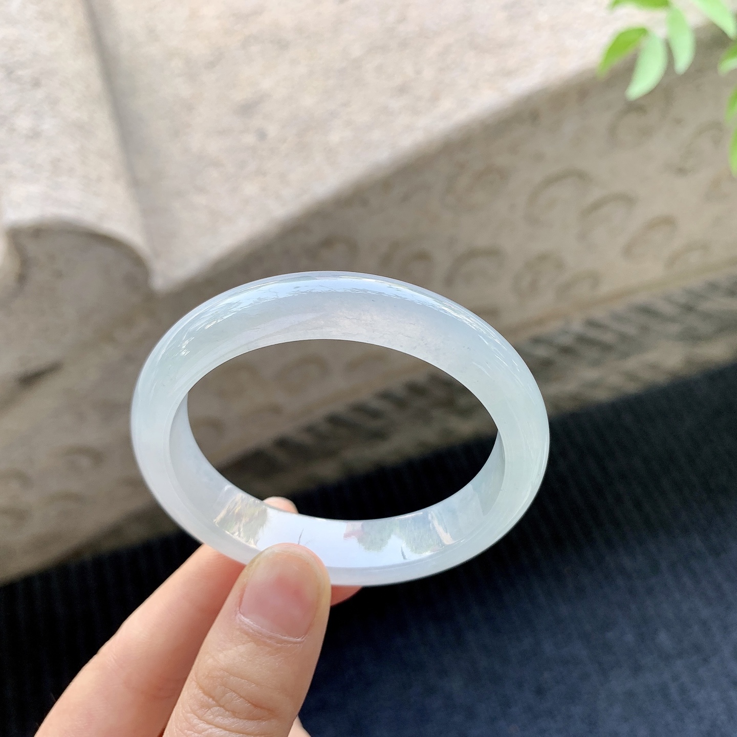 贵妃51 52 圈口52.4/45.5/12.2/7.4 糯冰底色，水润，种老，细腻，打灯有棉线A1032082