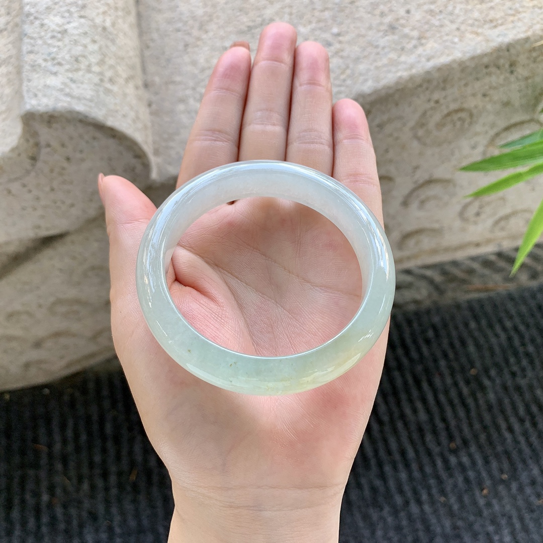 正圈55 56【圈口】56.1/12.4/8.3【编码】A1011675【描述】冰糯飘黄翡，水润，种老，细腻，无裂