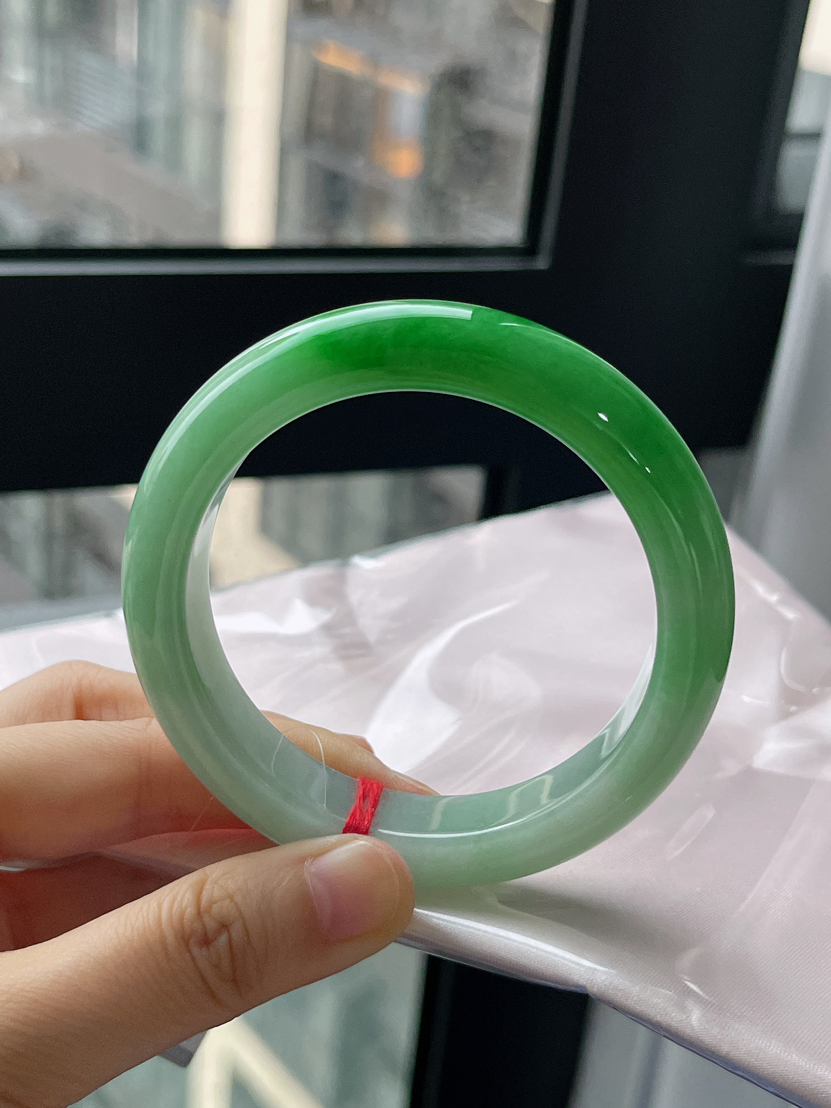 正圈56.2圈口，翡翠糯化种飘绿手镯