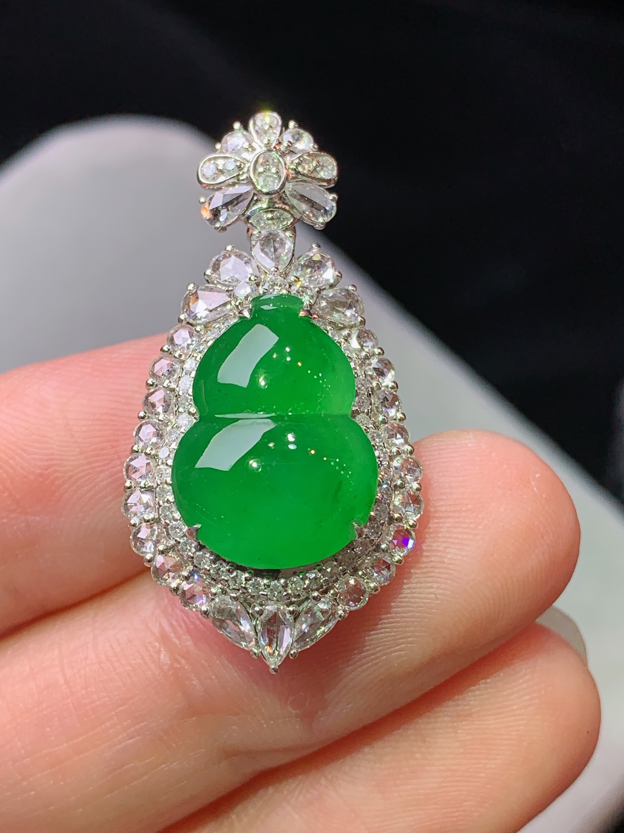 18k金钻镶嵌满绿葫芦吊坠 玉质细腻 色泽艳丽清新 水润亮眼 整体尺寸32.3*16.6*10.5h1