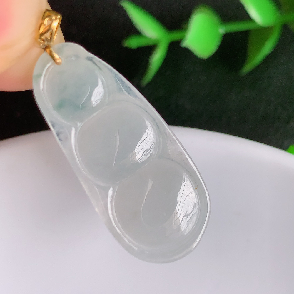 18k金扣冰润飘花福豆翡翠挂件，老种飘花  冰清玉洁  胶感十足  寓意“四季平安，福气满满”颜色鲜艳，清新自然，饱满通透   W49.13  尺寸：29.5-13-5.5mm