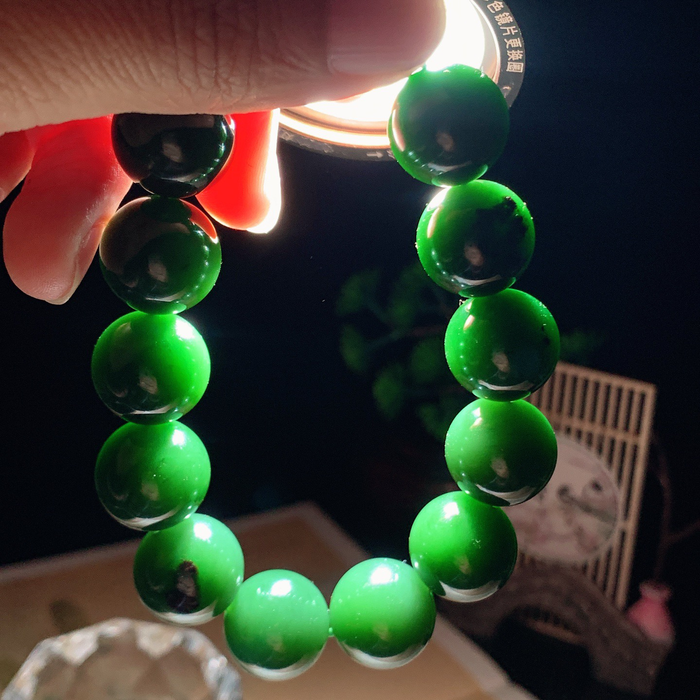 收藏级和田玉七号矿红皮料菠菜绿俄罗斯碧玉手串。单颗尺寸16重94克。玉质细腻油润。手推出油。佩戴高端典雅。lt260415