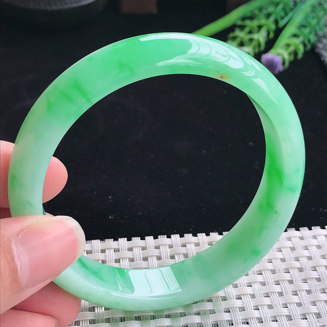 实拍A货翡翠61.5/14.2/8大圈口老坑精美冰润飘阳绿手镯翡翠珍藏玉镯平安镯